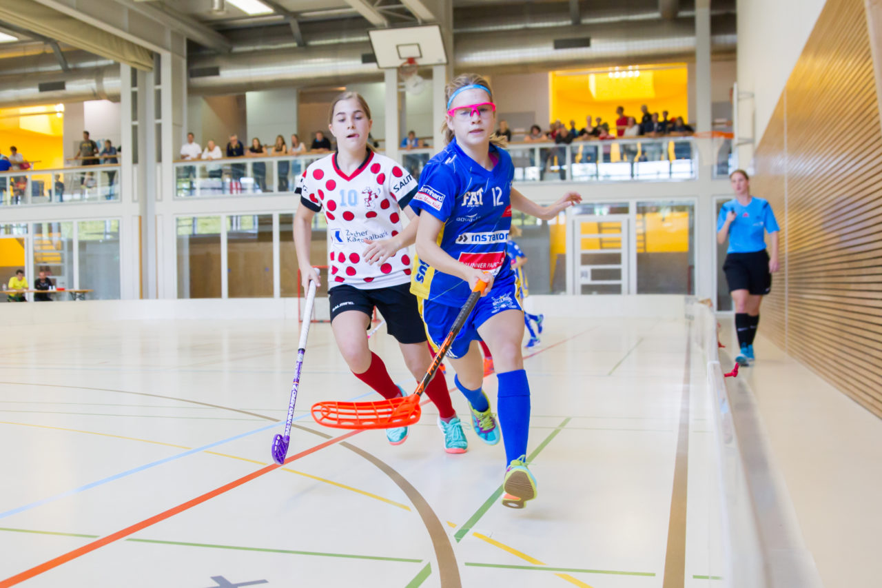 Farlifang (Zumikon), 23.09.2017, Unihockey Juniorinnen C, UHC Dietlikon - Red Ants Rychenberg Winterthur

(Claudio Schwarz, unihockey-fotos.ch)

Copyright: Claudio Schwarz, unihockey-fotos.ch – Dieses Bild wurde durch swiss unihockey lizenziert und darf ausschliesslich auf den Online-Kanälen von swiss unihockey verwendet werden. Die redaktionelle oder kommerzielle Nutzung durch Dritte (Medien, Vereine, Unternehmen oder Privatpersonen) per Download von diesem flickr-Account ist ausgeschlossen. Das Bild kann bei Interesse via unihockey-fotos.ch kostenpflichtig lizenziert werden. unihockey-fotos.ch behält sich vor, fehlbaren Medien, Vereinen, Unternehmen oder Privatpersonen Bilder mit einem Zuschlag in Rechnung zu stellen.