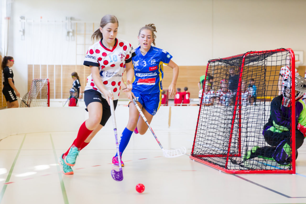 Farlifang (Zumikon), 23.09.2017, Unihockey Juniorinnen C, UHC Dietlikon - Red Ants Rychenberg Winterthur

(Claudio Schwarz, unihockey-fotos.ch)

Copyright: Claudio Schwarz, unihockey-fotos.ch – Dieses Bild wurde durch swiss unihockey lizenziert und darf ausschliesslich auf den Online-Kanälen von swiss unihockey verwendet werden. Die redaktionelle oder kommerzielle Nutzung durch Dritte (Medien, Vereine, Unternehmen oder Privatpersonen) per Download von diesem flickr-Account ist ausgeschlossen. Das Bild kann bei Interesse via unihockey-fotos.ch kostenpflichtig lizenziert werden. unihockey-fotos.ch behält sich vor, fehlbaren Medien, Vereinen, Unternehmen oder Privatpersonen Bilder mit einem Zuschlag in Rechnung zu stellen.