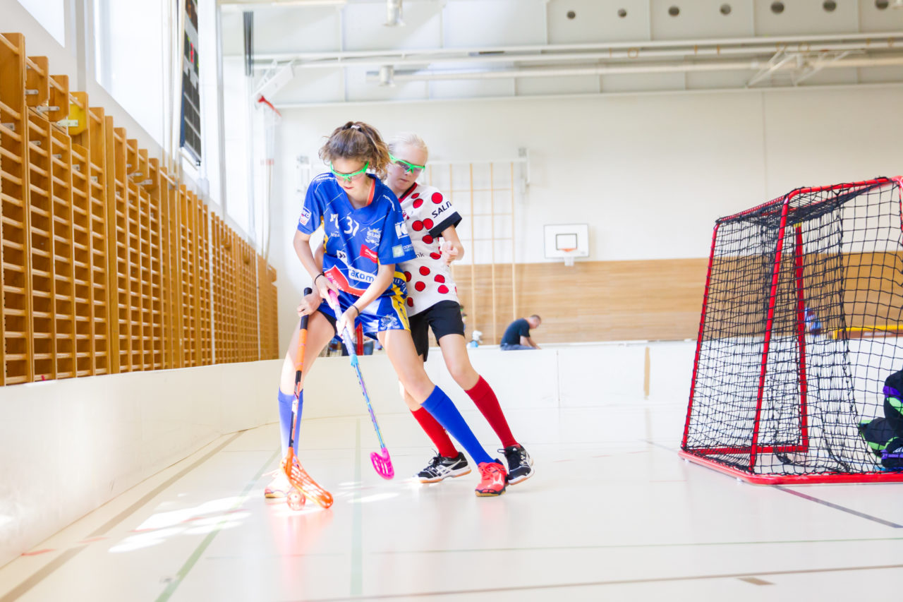 Farlifang (Zumikon), 23.09.2017, Unihockey Juniorinnen C, UHC Dietlikon - Red Ants Rychenberg Winterthur

(Claudio Schwarz, unihockey-fotos.ch)

Copyright: Claudio Schwarz, unihockey-fotos.ch – Dieses Bild wurde durch swiss unihockey lizenziert und darf ausschliesslich auf den Online-Kanälen von swiss unihockey verwendet werden. Die redaktionelle oder kommerzielle Nutzung durch Dritte (Medien, Vereine, Unternehmen oder Privatpersonen) per Download von diesem flickr-Account ist ausgeschlossen. Das Bild kann bei Interesse via unihockey-fotos.ch kostenpflichtig lizenziert werden. unihockey-fotos.ch behält sich vor, fehlbaren Medien, Vereinen, Unternehmen oder Privatpersonen Bilder mit einem Zuschlag in Rechnung zu stellen.