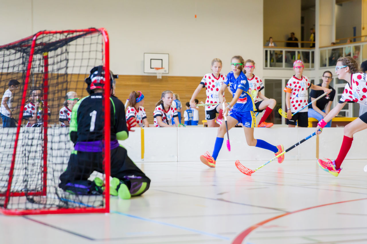 Farlifang (Zumikon), 23.09.2017, Unihockey Juniorinnen C, UHC Dietlikon - Red Ants Rychenberg Winterthur

(Claudio Schwarz, unihockey-fotos.ch)

Copyright: Claudio Schwarz, unihockey-fotos.ch – Dieses Bild wurde durch swiss unihockey lizenziert und darf ausschliesslich auf den Online-Kanälen von swiss unihockey verwendet werden. Die redaktionelle oder kommerzielle Nutzung durch Dritte (Medien, Vereine, Unternehmen oder Privatpersonen) per Download von diesem flickr-Account ist ausgeschlossen. Das Bild kann bei Interesse via unihockey-fotos.ch kostenpflichtig lizenziert werden. unihockey-fotos.ch behält sich vor, fehlbaren Medien, Vereinen, Unternehmen oder Privatpersonen Bilder mit einem Zuschlag in Rechnung zu stellen.