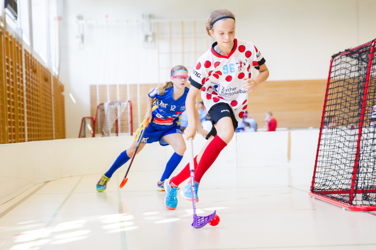 Farlifang (Zumikon), 23.09.2017, Unihockey Juniorinnen C, UHC Dietlikon - Red Ants Rychenberg Winterthur

(Claudio Schwarz, unihockey-fotos.ch)

Copyright: Claudio Schwarz, unihockey-fotos.ch – Dieses Bild wurde durch swiss unihockey lizenziert und darf ausschliesslich auf den Online-Kanälen von swiss unihockey verwendet werden. Die redaktionelle oder kommerzielle Nutzung durch Dritte (Medien, Vereine, Unternehmen oder Privatpersonen) per Download von diesem flickr-Account ist ausgeschlossen. Das Bild kann bei Interesse via unihockey-fotos.ch kostenpflichtig lizenziert werden. unihockey-fotos.ch behält sich vor, fehlbaren Medien, Vereinen, Unternehmen oder Privatpersonen Bilder mit einem Zuschlag in Rechnung zu stellen.