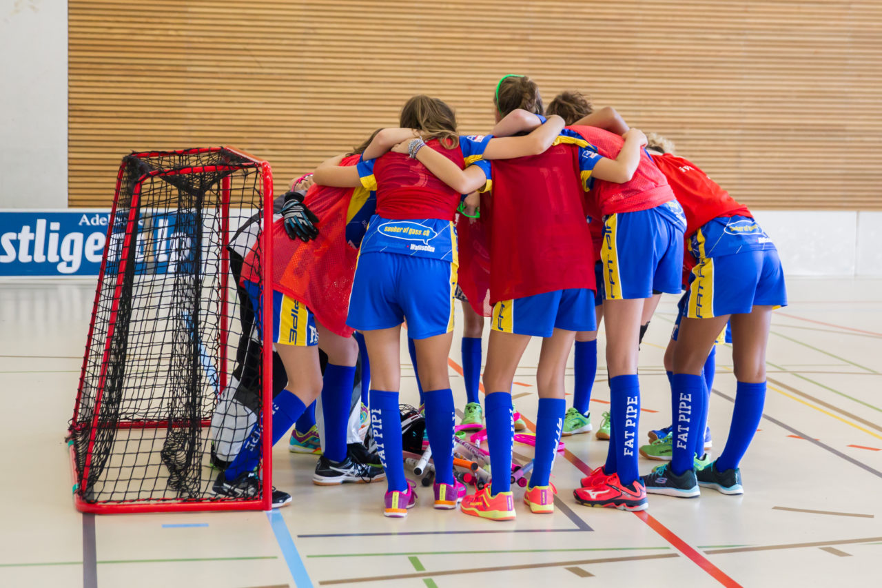 Farlifang (Zumikon), 23.09.2017, Unihockey Juniorinnen C, UHC Dietlikon - Pfannenstiel Egg

(Claudio Schwarz, unihockey-fotos.ch)

Copyright: Claudio Schwarz, unihockey-fotos.ch – Dieses Bild wurde durch swiss unihockey lizenziert und darf ausschliesslich auf den Online-Kanälen von swiss unihockey verwendet werden. Die redaktionelle oder kommerzielle Nutzung durch Dritte (Medien, Vereine, Unternehmen oder Privatpersonen) per Download von diesem flickr-Account ist ausgeschlossen. Das Bild kann bei Interesse via unihockey-fotos.ch kostenpflichtig lizenziert werden. unihockey-fotos.ch behält sich vor, fehlbaren Medien, Vereinen, Unternehmen oder Privatpersonen Bilder mit einem Zuschlag in Rechnung zu stellen.