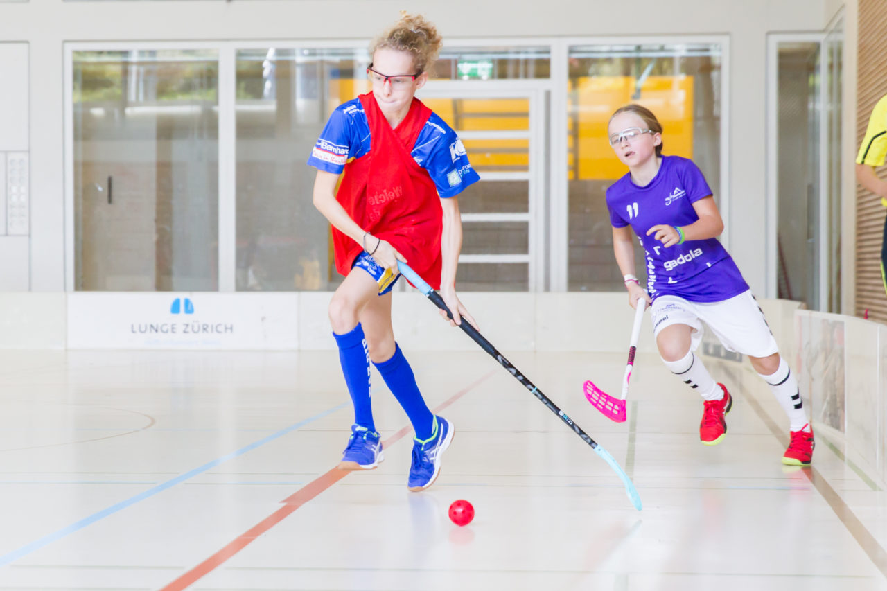 Farlifang (Zumikon), 23.09.2017, Unihockey Juniorinnen C, UHC Dietlikon - Pfannenstiel Egg

(Claudio Schwarz, unihockey-fotos.ch)

Copyright: Claudio Schwarz, unihockey-fotos.ch – Dieses Bild wurde durch swiss unihockey lizenziert und darf ausschliesslich auf den Online-Kanälen von swiss unihockey verwendet werden. Die redaktionelle oder kommerzielle Nutzung durch Dritte (Medien, Vereine, Unternehmen oder Privatpersonen) per Download von diesem flickr-Account ist ausgeschlossen. Das Bild kann bei Interesse via unihockey-fotos.ch kostenpflichtig lizenziert werden. unihockey-fotos.ch behält sich vor, fehlbaren Medien, Vereinen, Unternehmen oder Privatpersonen Bilder mit einem Zuschlag in Rechnung zu stellen.