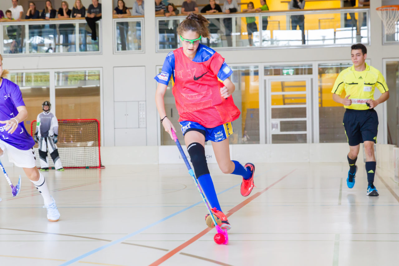 Farlifang (Zumikon), 23.09.2017, Unihockey Juniorinnen C, UHC Dietlikon - Pfannenstiel Egg

(Claudio Schwarz, unihockey-fotos.ch)

Copyright: Claudio Schwarz, unihockey-fotos.ch – Dieses Bild wurde durch swiss unihockey lizenziert und darf ausschliesslich auf den Online-Kanälen von swiss unihockey verwendet werden. Die redaktionelle oder kommerzielle Nutzung durch Dritte (Medien, Vereine, Unternehmen oder Privatpersonen) per Download von diesem flickr-Account ist ausgeschlossen. Das Bild kann bei Interesse via unihockey-fotos.ch kostenpflichtig lizenziert werden. unihockey-fotos.ch behält sich vor, fehlbaren Medien, Vereinen, Unternehmen oder Privatpersonen Bilder mit einem Zuschlag in Rechnung zu stellen.