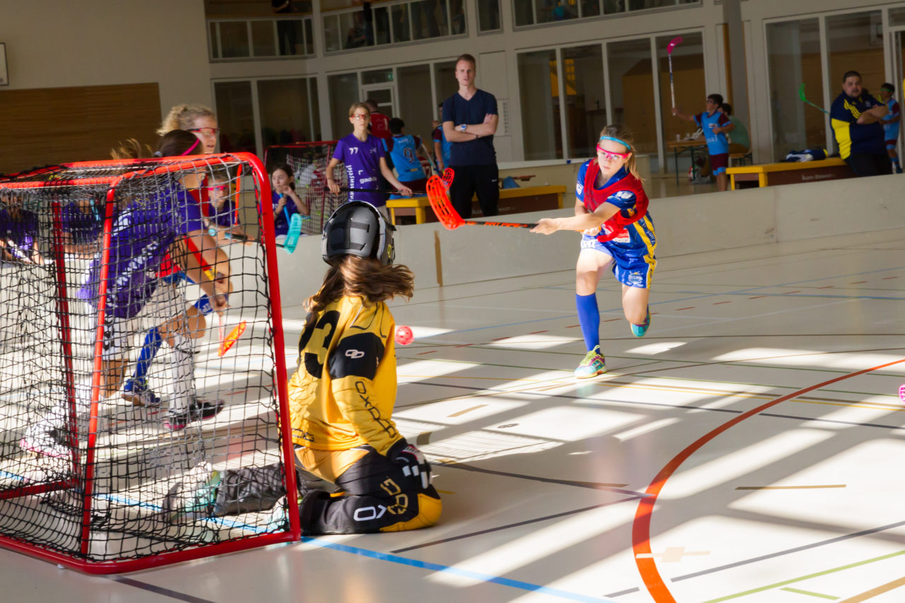 Farlifang (Zumikon), 23.09.2017, Unihockey Juniorinnen C, UHC Dietlikon - Pfannenstiel Egg

(Claudio Schwarz, unihockey-fotos.ch)

Copyright: Claudio Schwarz, unihockey-fotos.ch – Dieses Bild wurde durch swiss unihockey lizenziert und darf ausschliesslich auf den Online-Kanälen von swiss unihockey verwendet werden. Die redaktionelle oder kommerzielle Nutzung durch Dritte (Medien, Vereine, Unternehmen oder Privatpersonen) per Download von diesem flickr-Account ist ausgeschlossen. Das Bild kann bei Interesse via unihockey-fotos.ch kostenpflichtig lizenziert werden. unihockey-fotos.ch behält sich vor, fehlbaren Medien, Vereinen, Unternehmen oder Privatpersonen Bilder mit einem Zuschlag in Rechnung zu stellen.