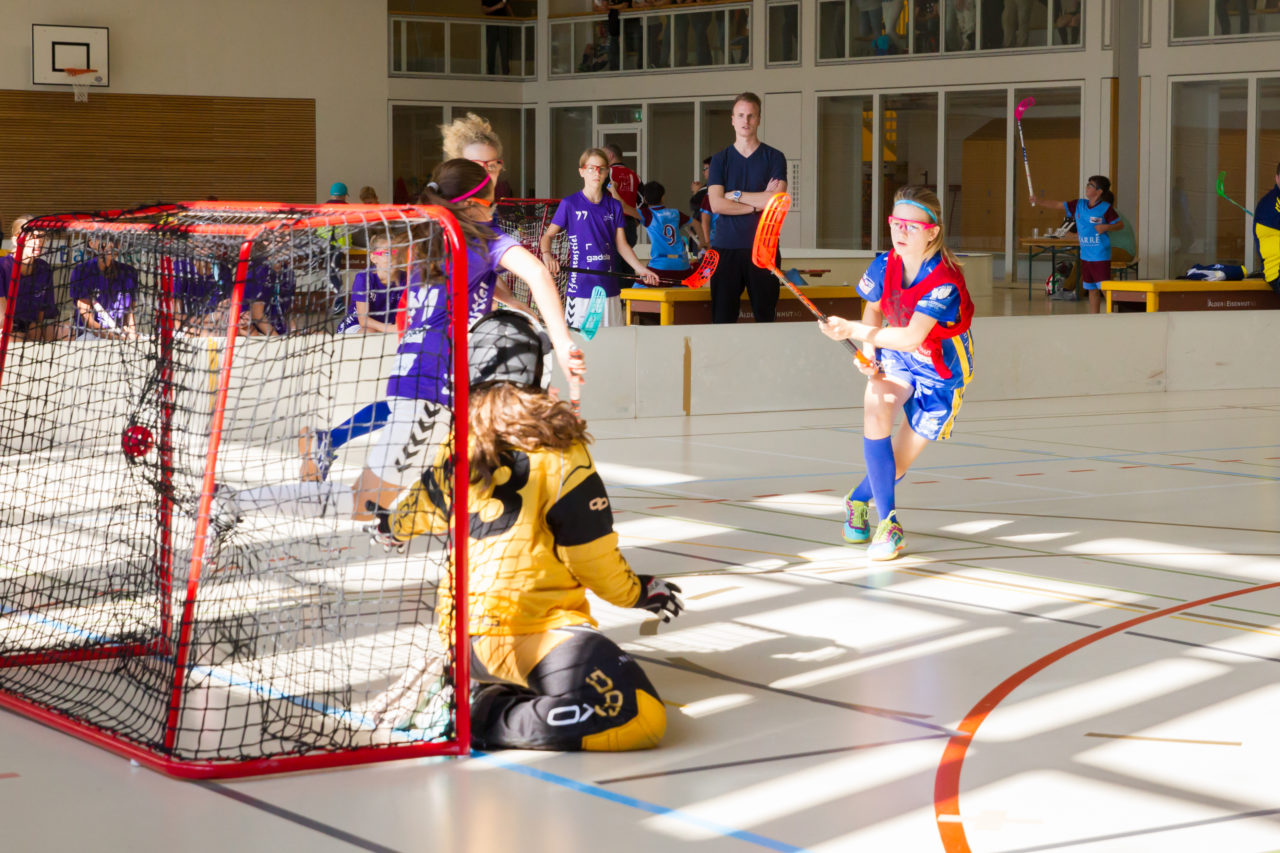 Farlifang (Zumikon), 23.09.2017, Unihockey Juniorinnen C, UHC Dietlikon - Pfannenstiel Egg

(Claudio Schwarz, unihockey-fotos.ch)

Copyright: Claudio Schwarz, unihockey-fotos.ch – Dieses Bild wurde durch swiss unihockey lizenziert und darf ausschliesslich auf den Online-Kanälen von swiss unihockey verwendet werden. Die redaktionelle oder kommerzielle Nutzung durch Dritte (Medien, Vereine, Unternehmen oder Privatpersonen) per Download von diesem flickr-Account ist ausgeschlossen. Das Bild kann bei Interesse via unihockey-fotos.ch kostenpflichtig lizenziert werden. unihockey-fotos.ch behält sich vor, fehlbaren Medien, Vereinen, Unternehmen oder Privatpersonen Bilder mit einem Zuschlag in Rechnung zu stellen.