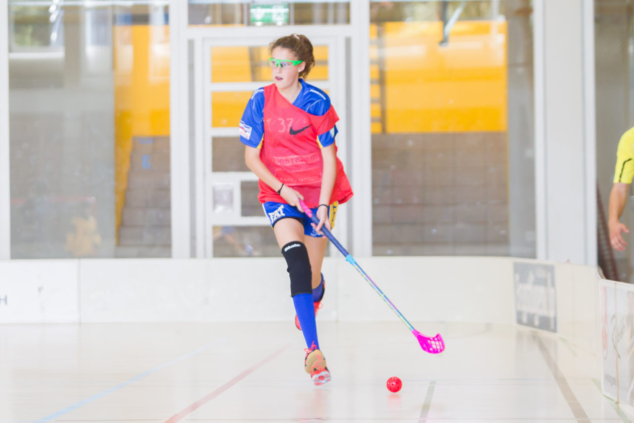 Farlifang (Zumikon), 23.09.2017, Unihockey Juniorinnen C, UHC Dietlikon - Pfannenstiel Egg

(Claudio Schwarz, unihockey-fotos.ch)

Copyright: Claudio Schwarz, unihockey-fotos.ch – Dieses Bild wurde durch swiss unihockey lizenziert und darf ausschliesslich auf den Online-Kanälen von swiss unihockey verwendet werden. Die redaktionelle oder kommerzielle Nutzung durch Dritte (Medien, Vereine, Unternehmen oder Privatpersonen) per Download von diesem flickr-Account ist ausgeschlossen. Das Bild kann bei Interesse via unihockey-fotos.ch kostenpflichtig lizenziert werden. unihockey-fotos.ch behält sich vor, fehlbaren Medien, Vereinen, Unternehmen oder Privatpersonen Bilder mit einem Zuschlag in Rechnung zu stellen.