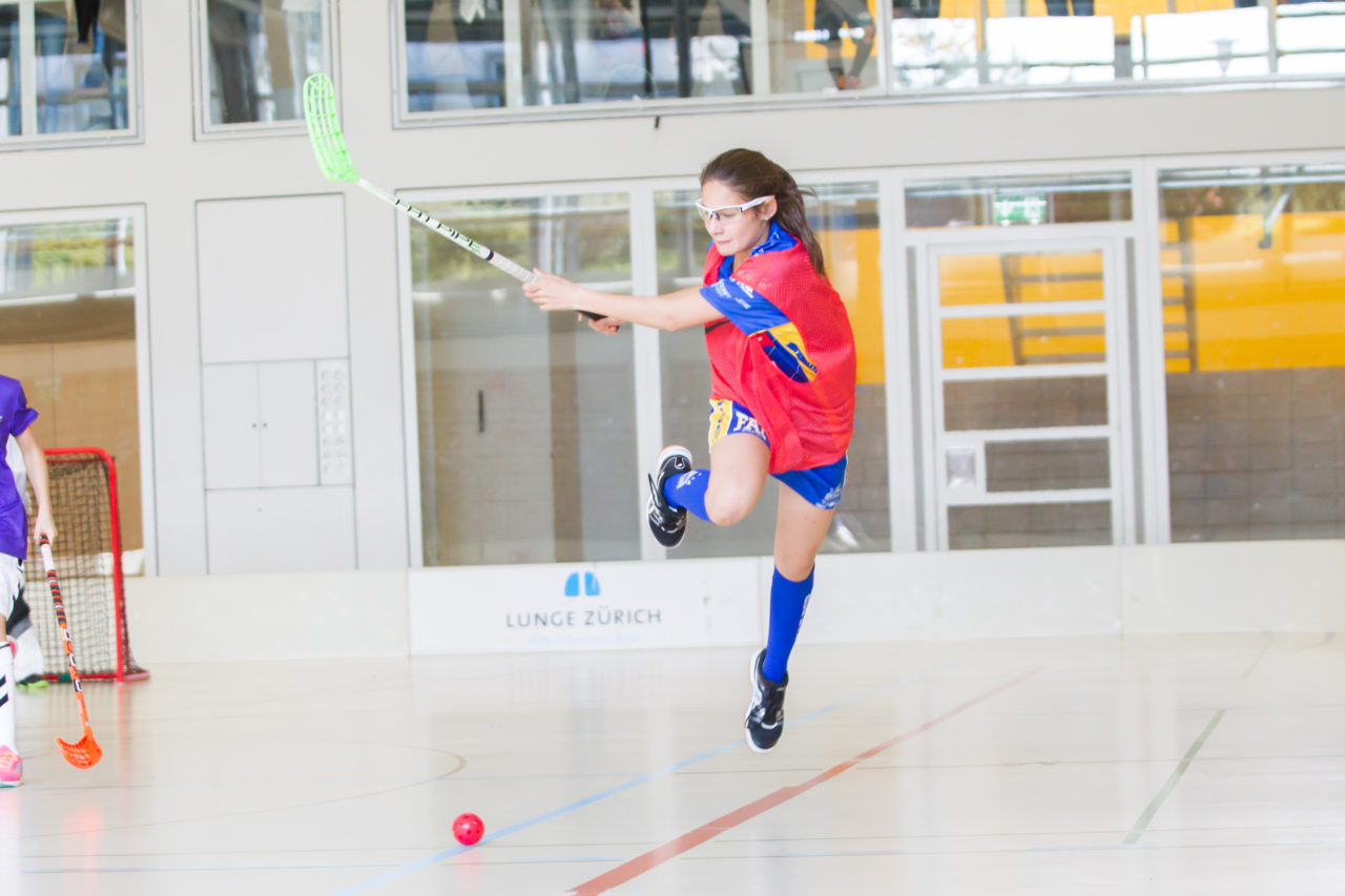 Farlifang (Zumikon), 23.09.2017, Unihockey Juniorinnen C, UHC Dietlikon - Pfannenstiel Egg

(Claudio Schwarz, unihockey-fotos.ch)

Copyright: Claudio Schwarz, unihockey-fotos.ch – Dieses Bild wurde durch swiss unihockey lizenziert und darf ausschliesslich auf den Online-Kanälen von swiss unihockey verwendet werden. Die redaktionelle oder kommerzielle Nutzung durch Dritte (Medien, Vereine, Unternehmen oder Privatpersonen) per Download von diesem flickr-Account ist ausgeschlossen. Das Bild kann bei Interesse via unihockey-fotos.ch kostenpflichtig lizenziert werden. unihockey-fotos.ch behält sich vor, fehlbaren Medien, Vereinen, Unternehmen oder Privatpersonen Bilder mit einem Zuschlag in Rechnung zu stellen.