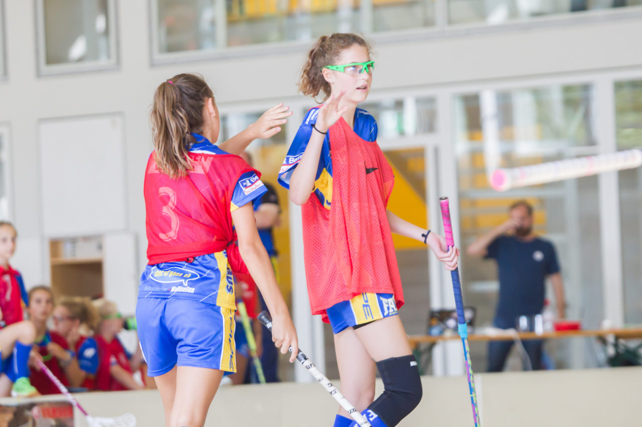 Farlifang (Zumikon), 23.09.2017, Unihockey Juniorinnen C, UHC Dietlikon - Pfannenstiel Egg

(Claudio Schwarz, unihockey-fotos.ch)

Copyright: Claudio Schwarz, unihockey-fotos.ch – Dieses Bild wurde durch swiss unihockey lizenziert und darf ausschliesslich auf den Online-Kanälen von swiss unihockey verwendet werden. Die redaktionelle oder kommerzielle Nutzung durch Dritte (Medien, Vereine, Unternehmen oder Privatpersonen) per Download von diesem flickr-Account ist ausgeschlossen. Das Bild kann bei Interesse via unihockey-fotos.ch kostenpflichtig lizenziert werden. unihockey-fotos.ch behält sich vor, fehlbaren Medien, Vereinen, Unternehmen oder Privatpersonen Bilder mit einem Zuschlag in Rechnung zu stellen.