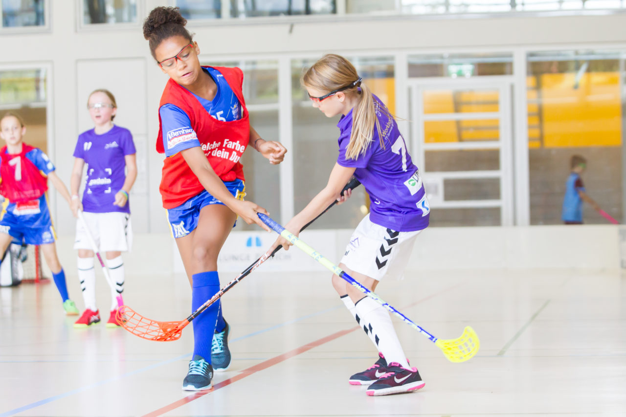 Farlifang (Zumikon), 23.09.2017, Unihockey Juniorinnen C, UHC Dietlikon - Pfannenstiel Egg

(Claudio Schwarz, unihockey-fotos.ch)

Copyright: Claudio Schwarz, unihockey-fotos.ch – Dieses Bild wurde durch swiss unihockey lizenziert und darf ausschliesslich auf den Online-Kanälen von swiss unihockey verwendet werden. Die redaktionelle oder kommerzielle Nutzung durch Dritte (Medien, Vereine, Unternehmen oder Privatpersonen) per Download von diesem flickr-Account ist ausgeschlossen. Das Bild kann bei Interesse via unihockey-fotos.ch kostenpflichtig lizenziert werden. unihockey-fotos.ch behält sich vor, fehlbaren Medien, Vereinen, Unternehmen oder Privatpersonen Bilder mit einem Zuschlag in Rechnung zu stellen.
