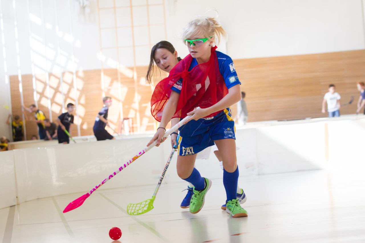 Farlifang (Zumikon), 23.09.2017, Unihockey Juniorinnen C, UHC Dietlikon - Pfannenstiel Egg

(Claudio Schwarz, unihockey-fotos.ch)

Copyright: Claudio Schwarz, unihockey-fotos.ch – Dieses Bild wurde durch swiss unihockey lizenziert und darf ausschliesslich auf den Online-Kanälen von swiss unihockey verwendet werden. Die redaktionelle oder kommerzielle Nutzung durch Dritte (Medien, Vereine, Unternehmen oder Privatpersonen) per Download von diesem flickr-Account ist ausgeschlossen. Das Bild kann bei Interesse via unihockey-fotos.ch kostenpflichtig lizenziert werden. unihockey-fotos.ch behält sich vor, fehlbaren Medien, Vereinen, Unternehmen oder Privatpersonen Bilder mit einem Zuschlag in Rechnung zu stellen.
