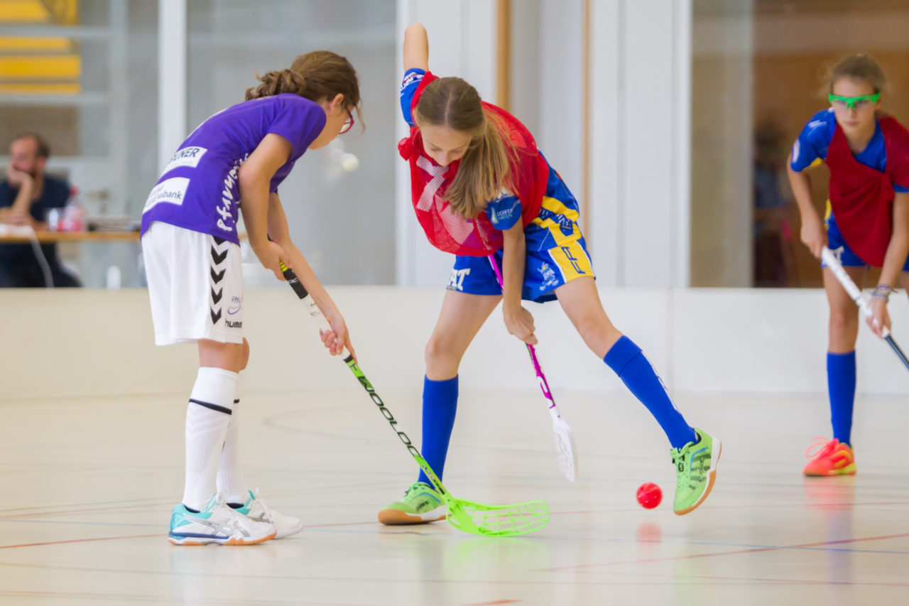 Farlifang (Zumikon), 23.09.2017, Unihockey Juniorinnen C, UHC Dietlikon - Pfannenstiel Egg

(Claudio Schwarz, unihockey-fotos.ch)

Copyright: Claudio Schwarz, unihockey-fotos.ch – Dieses Bild wurde durch swiss unihockey lizenziert und darf ausschliesslich auf den Online-Kanälen von swiss unihockey verwendet werden. Die redaktionelle oder kommerzielle Nutzung durch Dritte (Medien, Vereine, Unternehmen oder Privatpersonen) per Download von diesem flickr-Account ist ausgeschlossen. Das Bild kann bei Interesse via unihockey-fotos.ch kostenpflichtig lizenziert werden. unihockey-fotos.ch behält sich vor, fehlbaren Medien, Vereinen, Unternehmen oder Privatpersonen Bilder mit einem Zuschlag in Rechnung zu stellen.