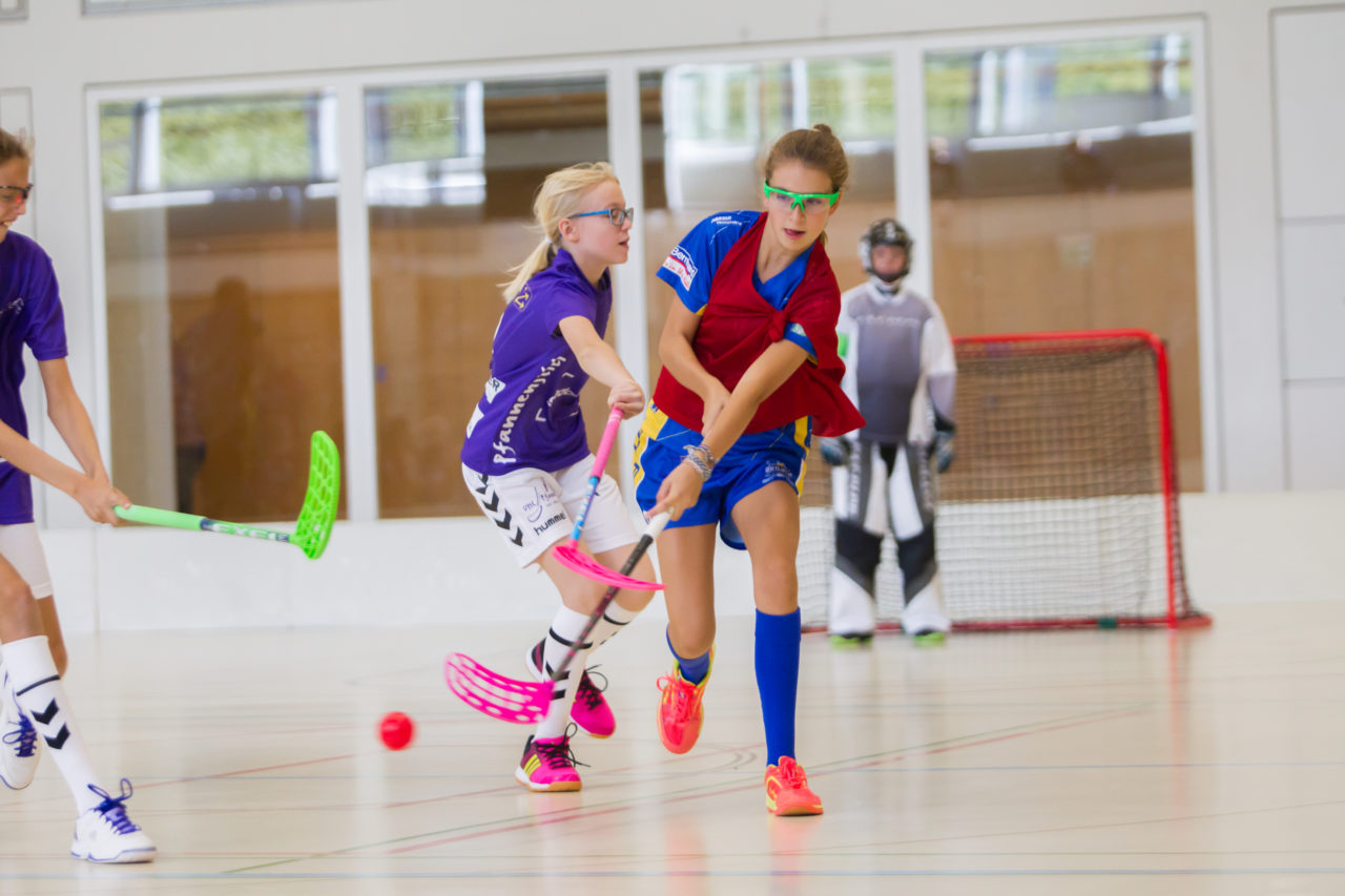 Farlifang (Zumikon), 23.09.2017, Unihockey Juniorinnen C, UHC Dietlikon - Pfannenstiel Egg

(Claudio Schwarz, unihockey-fotos.ch)

Copyright: Claudio Schwarz, unihockey-fotos.ch – Dieses Bild wurde durch swiss unihockey lizenziert und darf ausschliesslich auf den Online-Kanälen von swiss unihockey verwendet werden. Die redaktionelle oder kommerzielle Nutzung durch Dritte (Medien, Vereine, Unternehmen oder Privatpersonen) per Download von diesem flickr-Account ist ausgeschlossen. Das Bild kann bei Interesse via unihockey-fotos.ch kostenpflichtig lizenziert werden. unihockey-fotos.ch behält sich vor, fehlbaren Medien, Vereinen, Unternehmen oder Privatpersonen Bilder mit einem Zuschlag in Rechnung zu stellen.