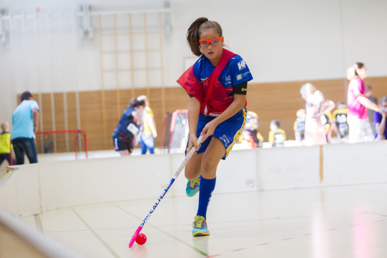 Farlifang (Zumikon), 23.09.2017, Unihockey Juniorinnen C, UHC Dietlikon - Pfannenstiel Egg

(Claudio Schwarz, unihockey-fotos.ch)

Copyright: Claudio Schwarz, unihockey-fotos.ch – Dieses Bild wurde durch swiss unihockey lizenziert und darf ausschliesslich auf den Online-Kanälen von swiss unihockey verwendet werden. Die redaktionelle oder kommerzielle Nutzung durch Dritte (Medien, Vereine, Unternehmen oder Privatpersonen) per Download von diesem flickr-Account ist ausgeschlossen. Das Bild kann bei Interesse via unihockey-fotos.ch kostenpflichtig lizenziert werden. unihockey-fotos.ch behält sich vor, fehlbaren Medien, Vereinen, Unternehmen oder Privatpersonen Bilder mit einem Zuschlag in Rechnung zu stellen.
