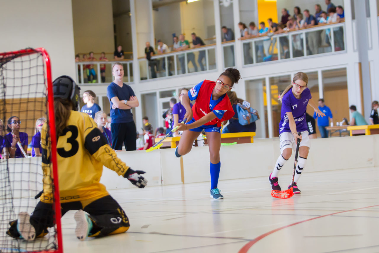Farlifang (Zumikon), 23.09.2017, Unihockey Juniorinnen C, UHC Dietlikon - Pfannenstiel Egg

(Claudio Schwarz, unihockey-fotos.ch)

Copyright: Claudio Schwarz, unihockey-fotos.ch – Dieses Bild wurde durch swiss unihockey lizenziert und darf ausschliesslich auf den Online-Kanälen von swiss unihockey verwendet werden. Die redaktionelle oder kommerzielle Nutzung durch Dritte (Medien, Vereine, Unternehmen oder Privatpersonen) per Download von diesem flickr-Account ist ausgeschlossen. Das Bild kann bei Interesse via unihockey-fotos.ch kostenpflichtig lizenziert werden. unihockey-fotos.ch behält sich vor, fehlbaren Medien, Vereinen, Unternehmen oder Privatpersonen Bilder mit einem Zuschlag in Rechnung zu stellen.