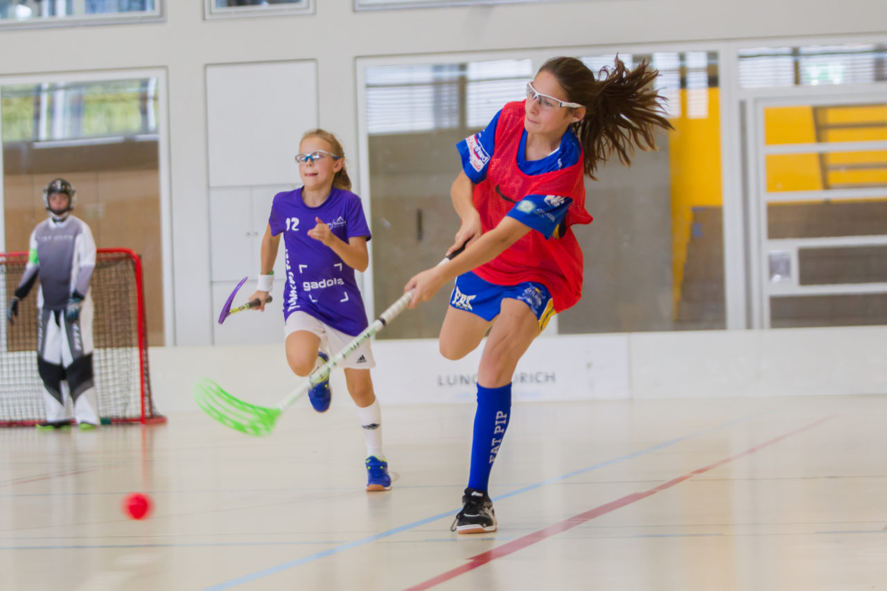Farlifang (Zumikon), 23.09.2017, Unihockey Juniorinnen C, UHC Dietlikon - Pfannenstiel Egg

(Claudio Schwarz, unihockey-fotos.ch)

Copyright: Claudio Schwarz, unihockey-fotos.ch – Dieses Bild wurde durch swiss unihockey lizenziert und darf ausschliesslich auf den Online-Kanälen von swiss unihockey verwendet werden. Die redaktionelle oder kommerzielle Nutzung durch Dritte (Medien, Vereine, Unternehmen oder Privatpersonen) per Download von diesem flickr-Account ist ausgeschlossen. Das Bild kann bei Interesse via unihockey-fotos.ch kostenpflichtig lizenziert werden. unihockey-fotos.ch behält sich vor, fehlbaren Medien, Vereinen, Unternehmen oder Privatpersonen Bilder mit einem Zuschlag in Rechnung zu stellen.