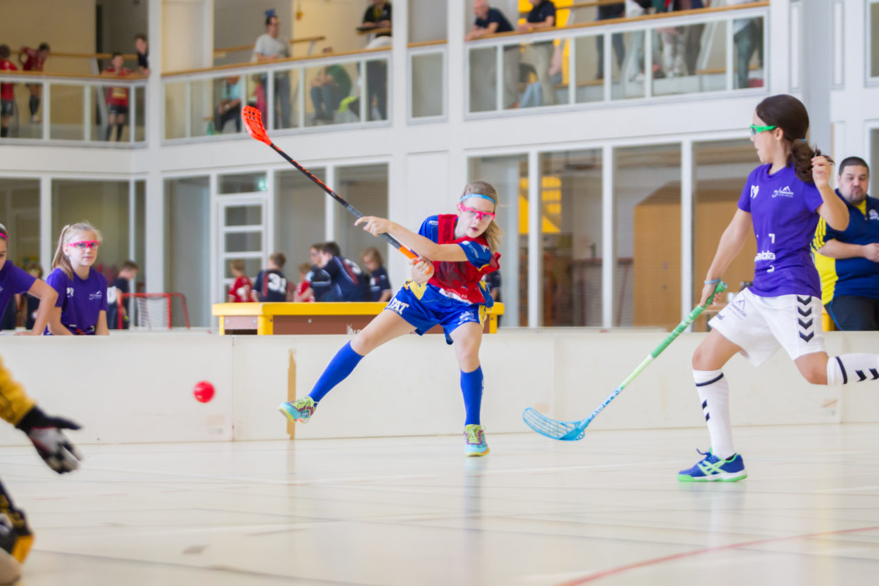 Farlifang (Zumikon), 23.09.2017, Unihockey Juniorinnen C, UHC Dietlikon - Pfannenstiel Egg

(Claudio Schwarz, unihockey-fotos.ch)

Copyright: Claudio Schwarz, unihockey-fotos.ch – Dieses Bild wurde durch swiss unihockey lizenziert und darf ausschliesslich auf den Online-Kanälen von swiss unihockey verwendet werden. Die redaktionelle oder kommerzielle Nutzung durch Dritte (Medien, Vereine, Unternehmen oder Privatpersonen) per Download von diesem flickr-Account ist ausgeschlossen. Das Bild kann bei Interesse via unihockey-fotos.ch kostenpflichtig lizenziert werden. unihockey-fotos.ch behält sich vor, fehlbaren Medien, Vereinen, Unternehmen oder Privatpersonen Bilder mit einem Zuschlag in Rechnung zu stellen.