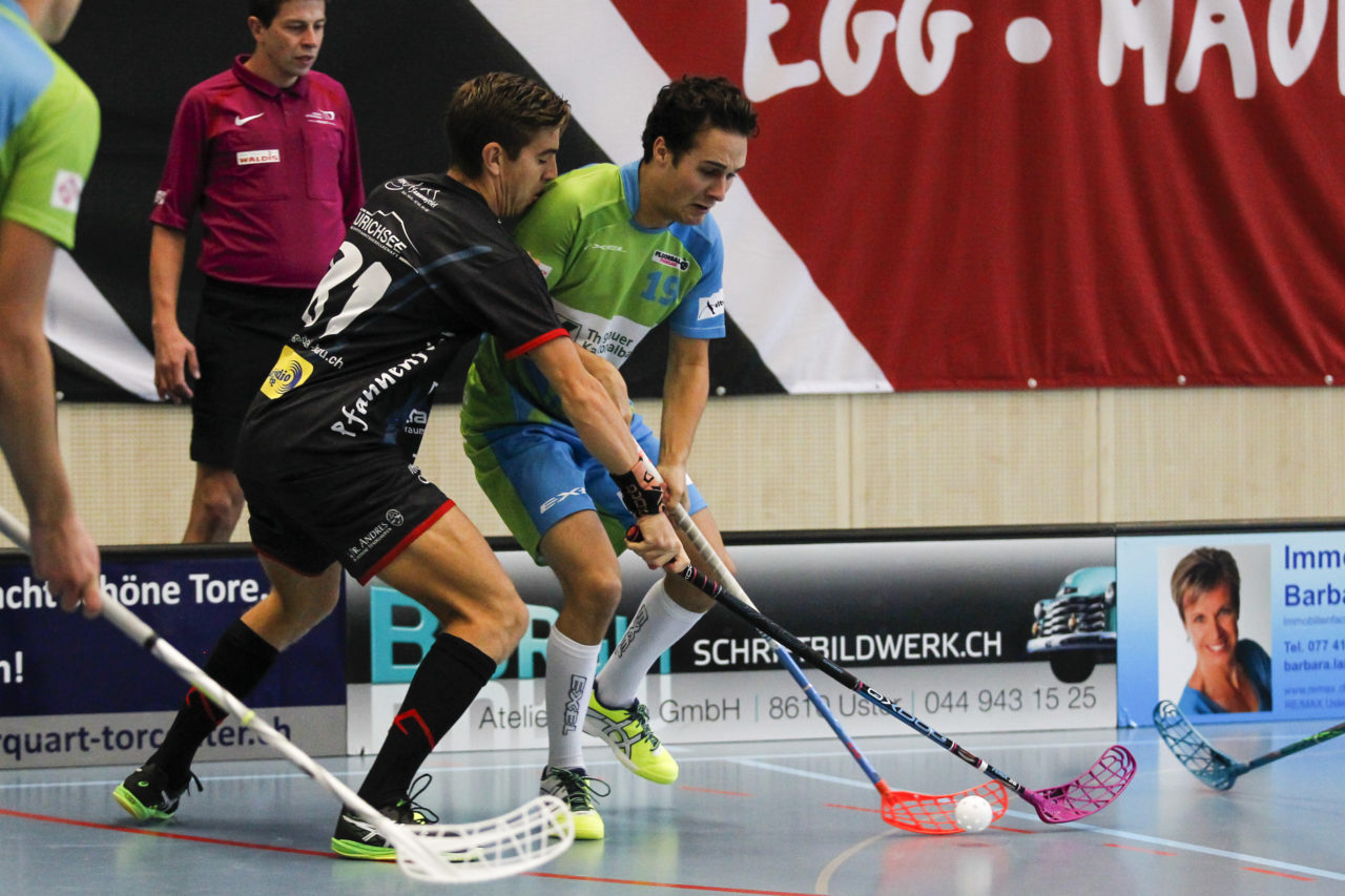 Remo Gallati (Nr. 81, UHC Pfannenstiel Egg) um Zweikampf mit Yannick Rubi (Nr. 19, Floorball Thurgau).

(8.10.2017; UHC Pfannenstiel Egg - Floorball Thurgau; Sporthalle Kirchwies, Egg)
Photos: www.unihockey-fotos.ch Claudio Thoma
