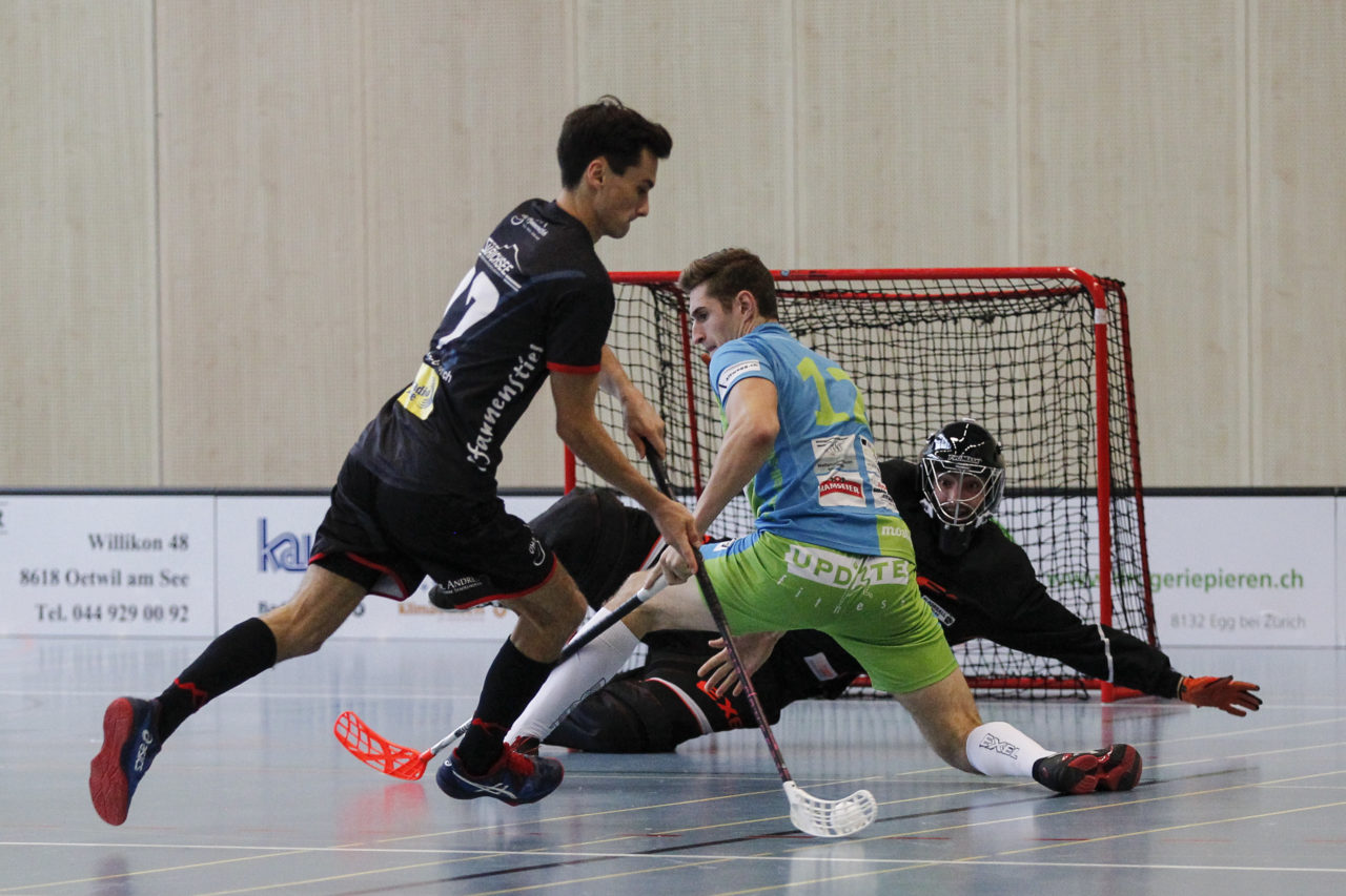 Simon Wachter (Nr. 12, Floorball Thurgau) und Yanick Altwegg (Nr. 44, Floorball Thurgau) versuchen Tim Bartenstein (Nr. 77, UHC Pfannenstiel Egg) zu stoppen.

(8.10.2017; UHC Pfannenstiel Egg - Floorball Thurgau; Sporthalle Kirchwies, Egg)
Photos: www.unihockey-fotos.ch Claudio Thoma