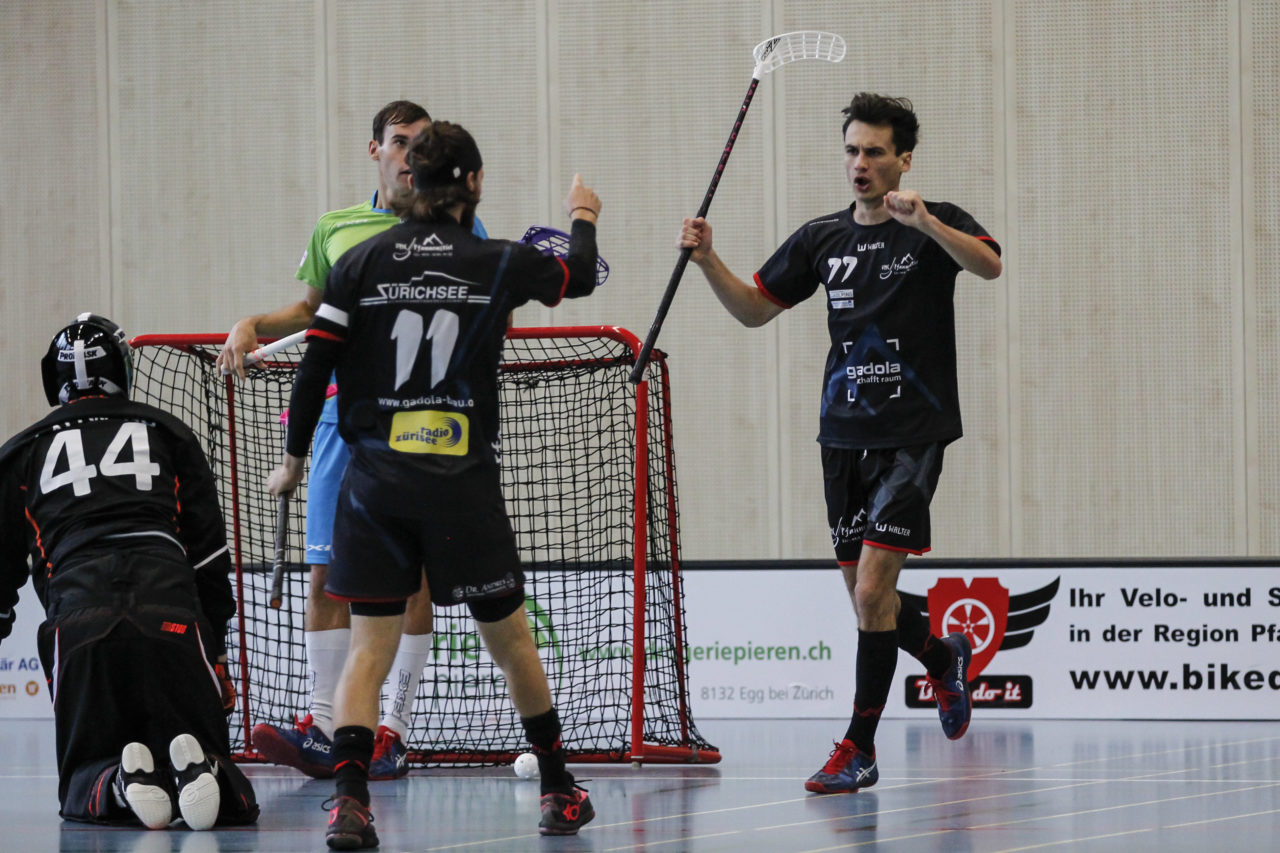 Tim Bartenstein (Nr. 77, UHC Pfannenstiel Egg) jubelt mit Thiemo Scharfenberger (Nr. 11, UHC Pfannenstiel Egg).

(8.10.2017; UHC Pfannenstiel Egg - Floorball Thurgau; Sporthalle Kirchwies, Egg)
Photos: www.unihockey-fotos.ch Claudio Thoma