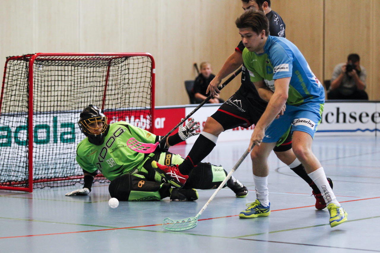 Cyrill Krucker (Nr. 10,Floorball Thurgau) mit einem Abschluss auf Patrick Weber (Nr. 98, UHC Pfannenstiel Egg).

(8.10.2017; UHC Pfannenstiel Egg - Floorball Thurgau; Sporthalle Kirchwies, Egg)
Photos: www.unihockey-fotos.ch Claudio Thoma