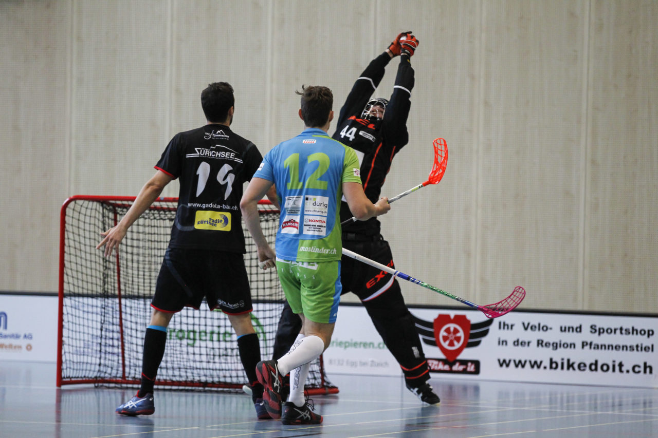 Yanick Altwegg (Nr. 44, Floorball Thurgau) schnappt sich den Ball aus der Luft.

(8.10.2017; UHC Pfannenstiel Egg - Floorball Thurgau; Sporthalle Kirchwies, Egg)
Photos: www.unihockey-fotos.ch Claudio Thoma
