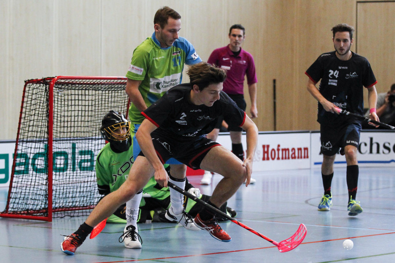 Florian Spaelti (Nr. 2, UHC Pfannenstiel Egg) vor Joel Königshofer (Nr. 17, Floorball Thurgau) am Ball.

(8.10.2017; UHC Pfannenstiel Egg - Floorball Thurgau; Sporthalle Kirchwies, Egg)
Photos: www.unihockey-fotos.ch Claudio Thoma