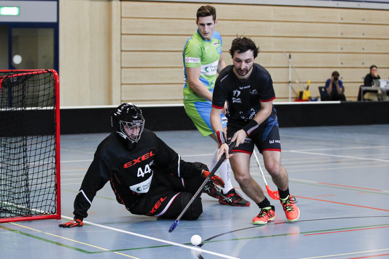 Flurin Stauffer (Nr. 17, UHC Pfannenstiel Egg) vor Yanick Altwegg (Nr. 44, Floorball Thurgau).

(8.10.2017; UHC Pfannenstiel Egg - Floorball Thurgau; Sporthalle Kirchwies, Egg)
Photos: www.unihockey-fotos.ch Claudio Thoma