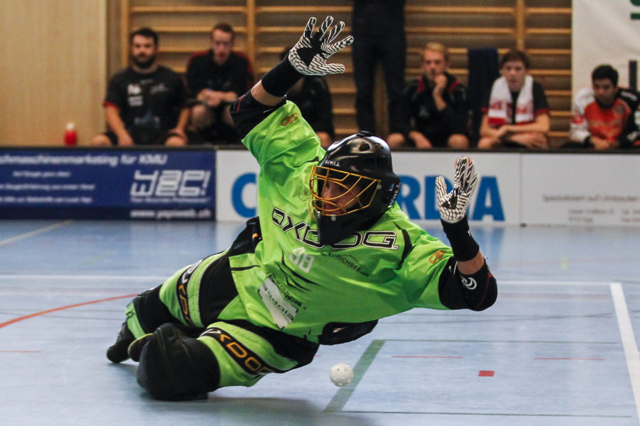 Patrick Weber (Nr. 98, UHC Pfannenstiel Egg) pariert einen Schuss.

(8.10.2017; UHC Pfannenstiel Egg - Floorball Thurgau; Sporthalle Kirchwies, Egg)
Photos: www.unihockey-fotos.ch Claudio Thoma