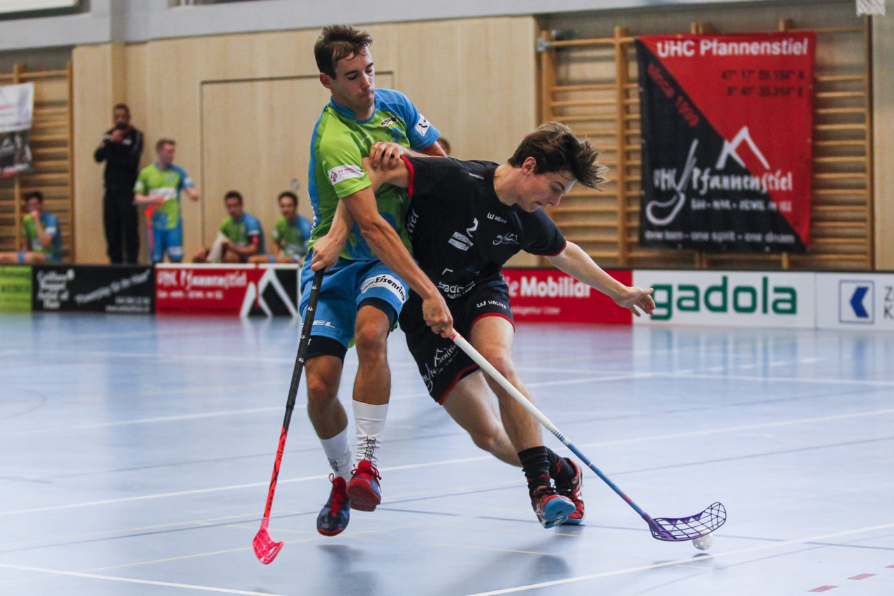 Florian Spaelti (Nr. 2, UHC Pfannenstiel Egg) im Zweikampf mit Andris Rajeckis (Nr. 32, Floorball Thurgau).

(8.10.2017; UHC Pfannenstiel Egg - Floorball Thurgau; Sporthalle Kirchwies, Egg)
Photos: www.unihockey-fotos.ch Claudio Thoma