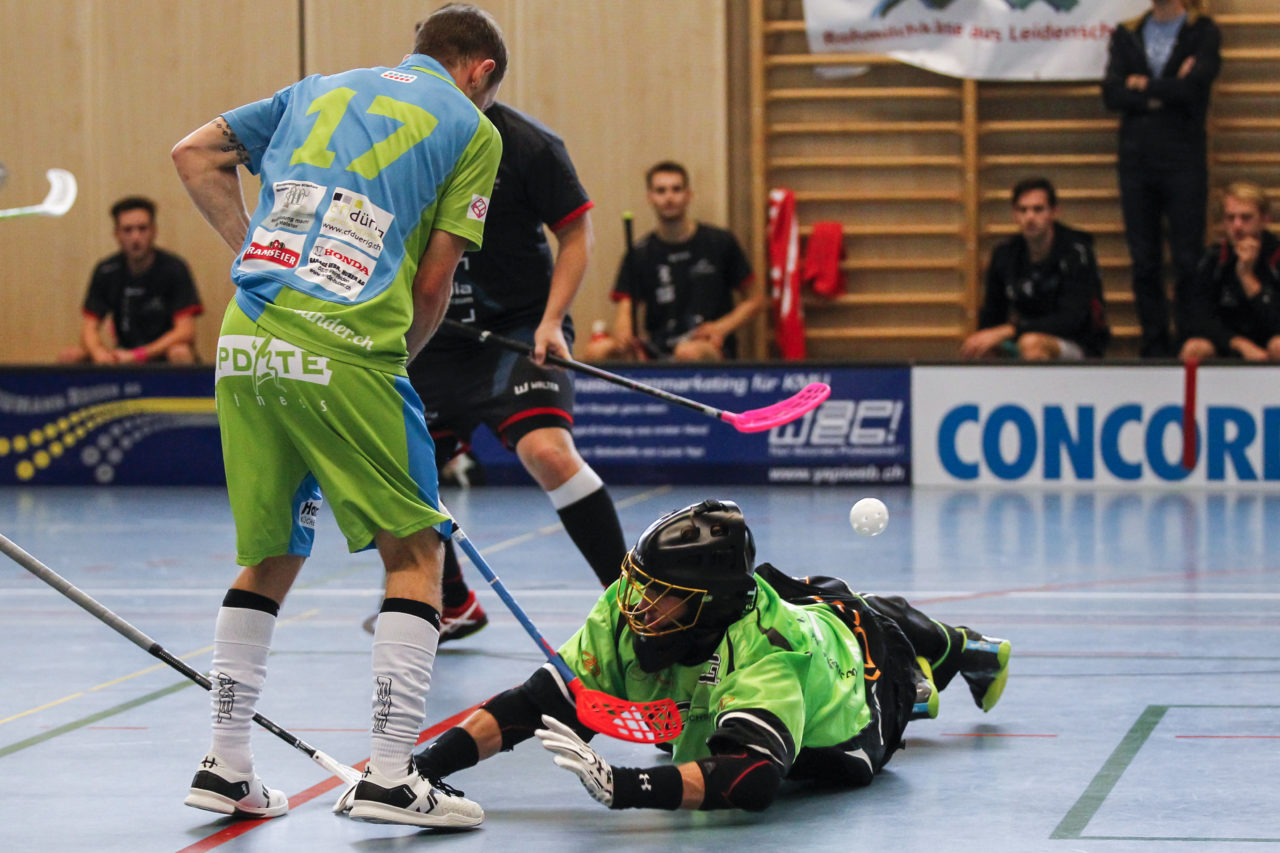 Joel Königshofer (Nr. 17, Floorball Thurgau) im Slot vor Patrick Weber (Nr. 98, UHC Pfannenstiel Egg).

(8.10.2017; UHC Pfannenstiel Egg - Floorball Thurgau; Sporthalle Kirchwies, Egg)
Photos: www.unihockey-fotos.ch Claudio Thoma