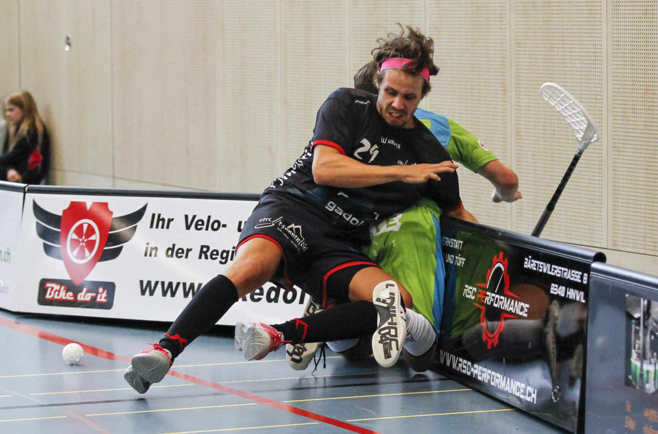 Sven Bier (Nr. 29, UHC Pfannenstiel Egg) drueckt Joel Königshofer (Nr. 17, Floorball Thurgau) in die Bande.

(8.10.2017; UHC Pfannenstiel Egg - Floorball Thurgau; Sporthalle Kirchwies, Egg)
Photos: www.unihockey-fotos.ch Claudio Thoma