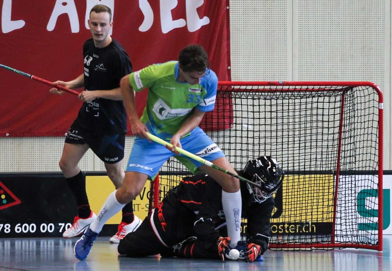 Yanick Altwegg (Nr. 44, Floorball Thurgau) schnappt sich denn Balll vor Felix Forsmark (Nr. 33, Floorball Thurgau).

(8.10.2017; UHC Pfannenstiel Egg - Floorball Thurgau; Sporthalle Kirchwies, Egg)
Photos: www.unihockey-fotos.ch Claudio Thoma