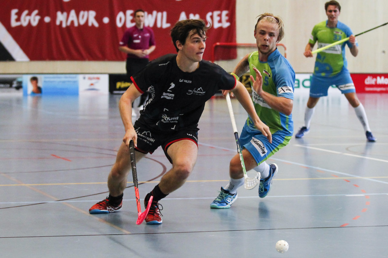 Florian Spaelti (Nr. 2, UHC Pfannenstiel Egg) schneller als Felix Strandljung (Nr. 5, Floorball Thurgau).

(8.10.2017; UHC Pfannenstiel Egg - Floorball Thurgau; Sporthalle Kirchwies, Egg)
Photos: www.unihockey-fotos.ch Claudio Thoma
