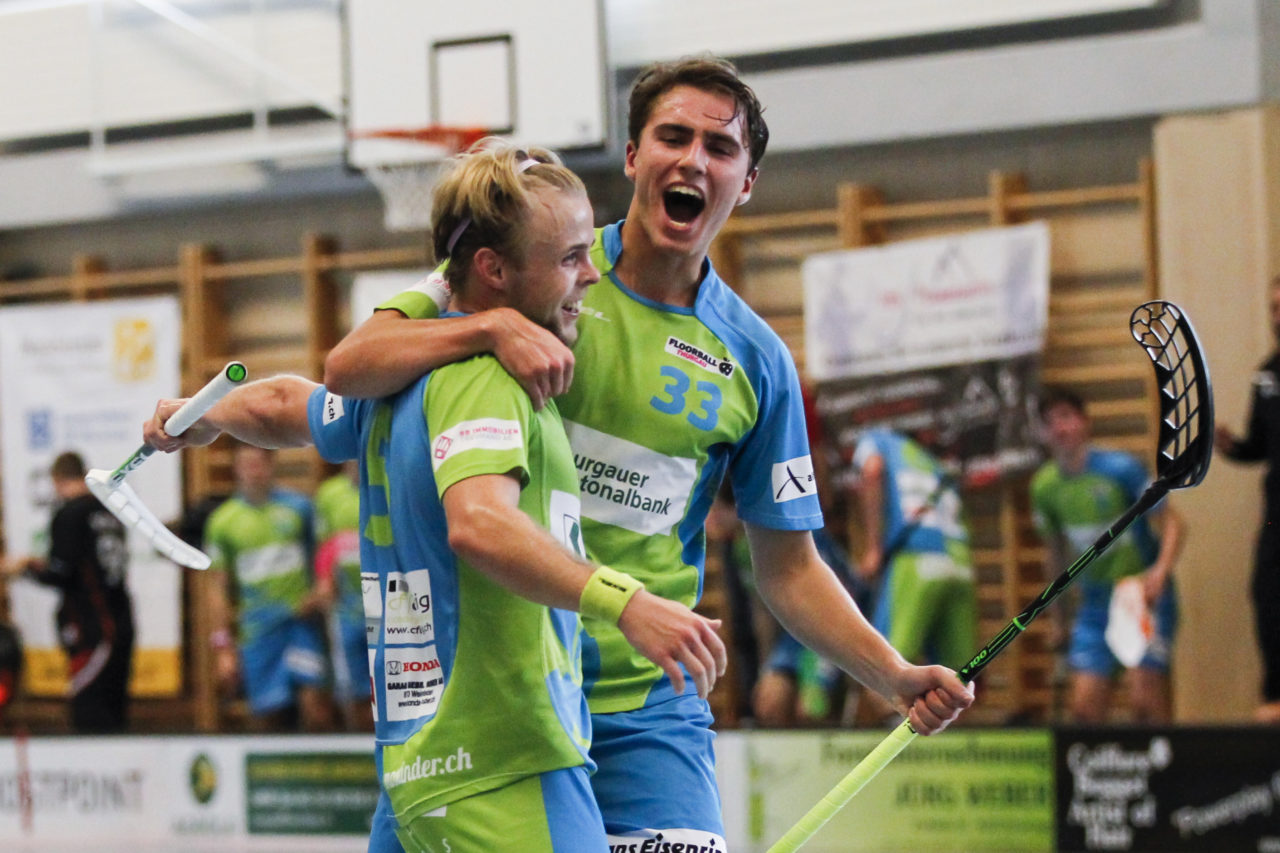 Felix Strandljung (Nr. 5, Floorball Thurgau) jubelt mit Felix Forsmark (Nr. 33, Floorball Thurgau) nach seinem Treffer.

(8.10.2017; UHC Pfannenstiel Egg - Floorball Thurgau; Sporthalle Kirchwies, Egg)
Photos: www.unihockey-fotos.ch Claudio Thoma