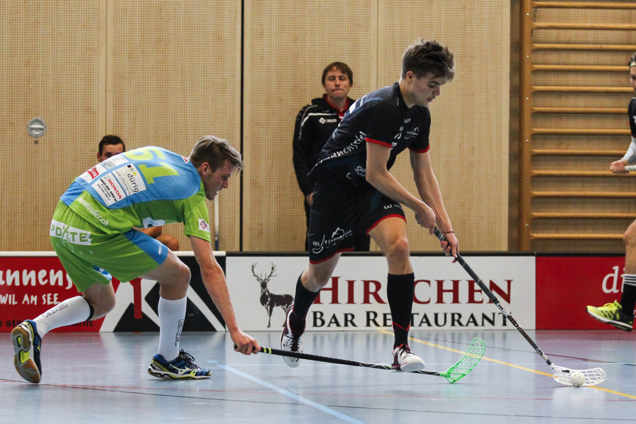 Fabio Luchsinger (Nr. 25, UHC Pfannenstiel Egg) schirmt den Ball gegen Michael Ausderau (Nr.61, Floorball Thurgau) ab.

(8.10.2017; UHC Pfannenstiel Egg - Floorball Thurgau; Sporthalle Kirchwies, Egg)
Photos: www.unihockey-fotos.ch Claudio Thoma