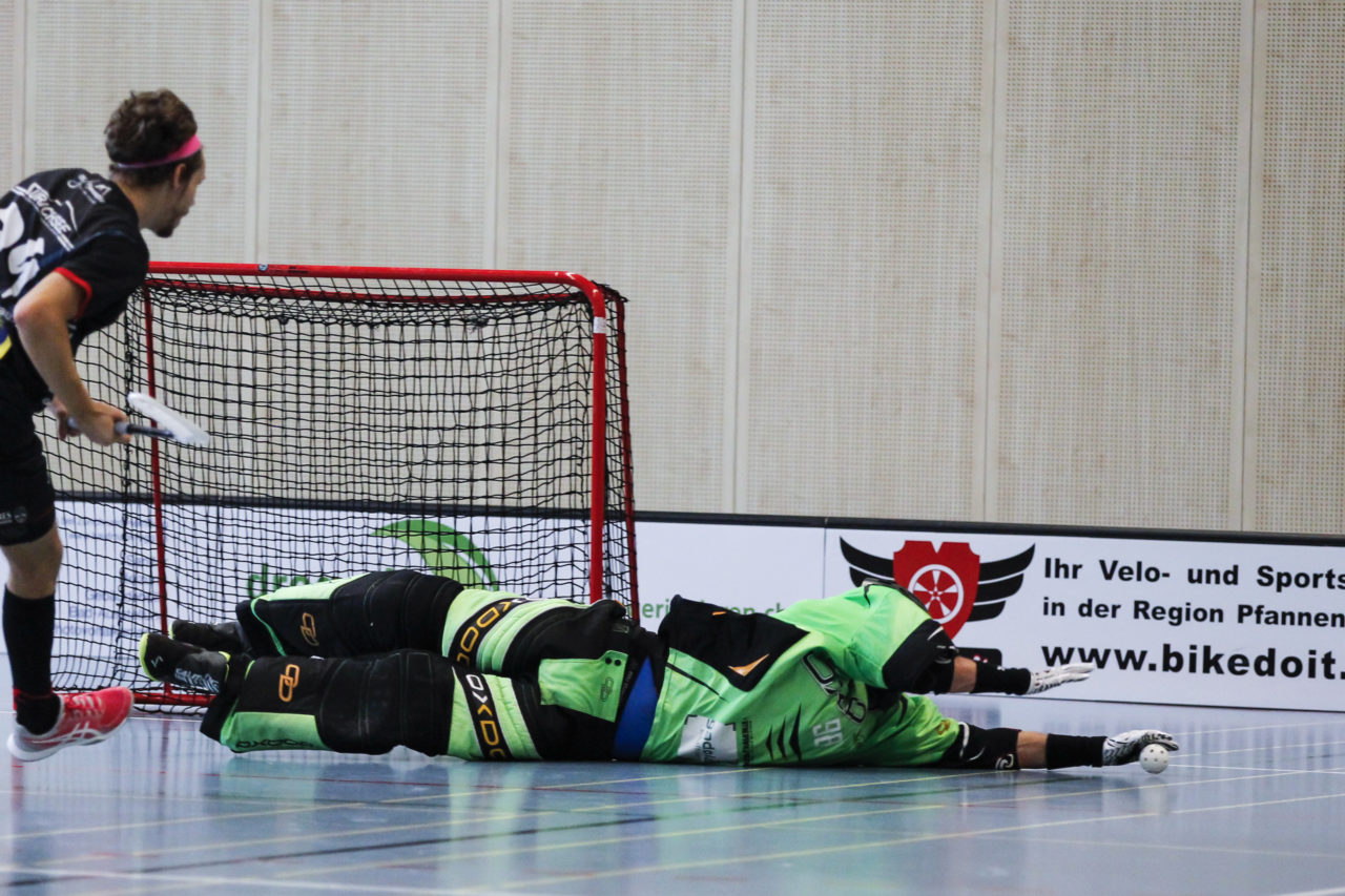 Patrick Weber (Nr. 98, UHC Pfannenstiel Egg) pariert einen Schuss.

(8.10.2017; UHC Pfannenstiel Egg - Floorball Thurgau; Sporthalle Kirchwies, Egg)
Photos: www.unihockey-fotos.ch Claudio Thoma