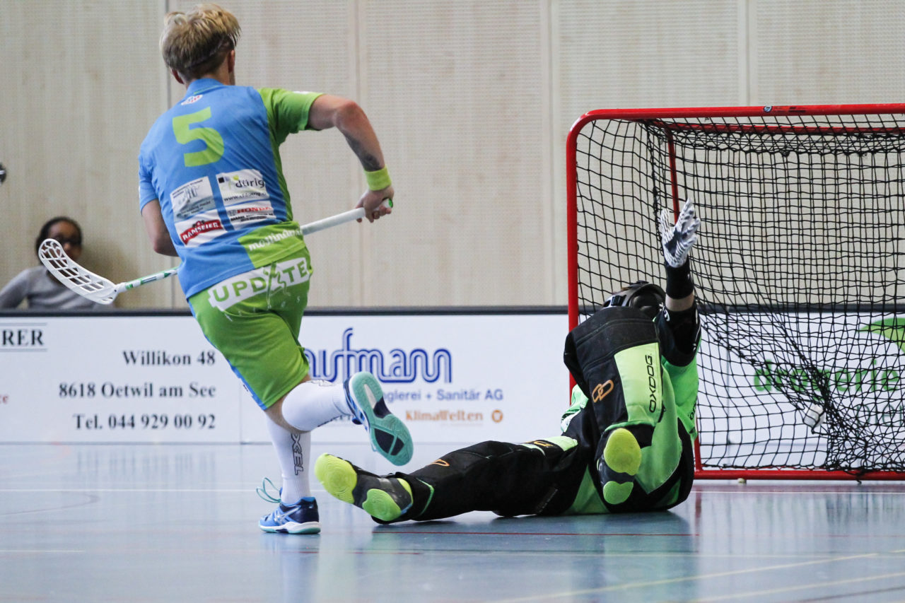 Felix Strandljung (Nr. 5, Floorball Thurgau) verwertet den Penalty gegen Patrick Weber (Nr. 98, UHC Pfannenstiel Egg).

(8.10.2017; UHC Pfannenstiel Egg - Floorball Thurgau; Sporthalle Kirchwies, Egg)
Photos: www.unihockey-fotos.ch Claudio Thoma