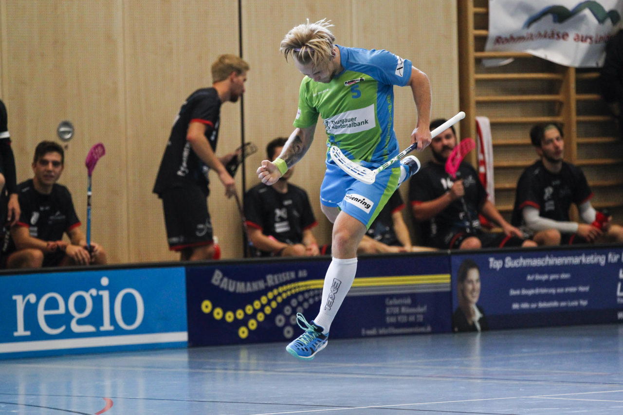 Felix Strandljung (Nr. 5, Floorball Thurgau) bejubelt seinen Treffer.

(8.10.2017; UHC Pfannenstiel Egg - Floorball Thurgau; Sporthalle Kirchwies, Egg)
Photos: www.unihockey-fotos.ch Claudio Thoma