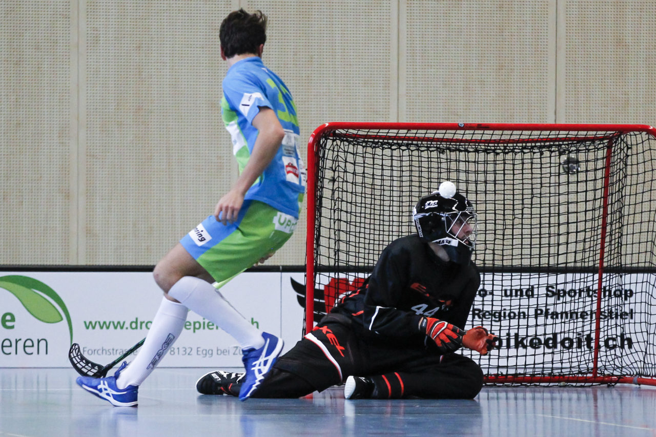 Yanick Altwegg (Nr. 44, Floorball Thurgau) sucht den Ball.

(8.10.2017; UHC Pfannenstiel Egg - Floorball Thurgau; Sporthalle Kirchwies, Egg)
Photos: www.unihockey-fotos.ch Claudio Thoma