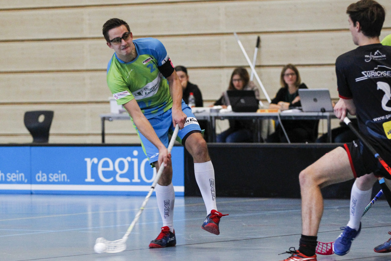 Luca Altwegg (Nr. 21, Floorball Thurgau) mit einem Abschluss.

(8.10.2017; UHC Pfannenstiel Egg - Floorball Thurgau; Sporthalle Kirchwies, Egg)
Photos: www.unihockey-fotos.ch Claudio Thoma
