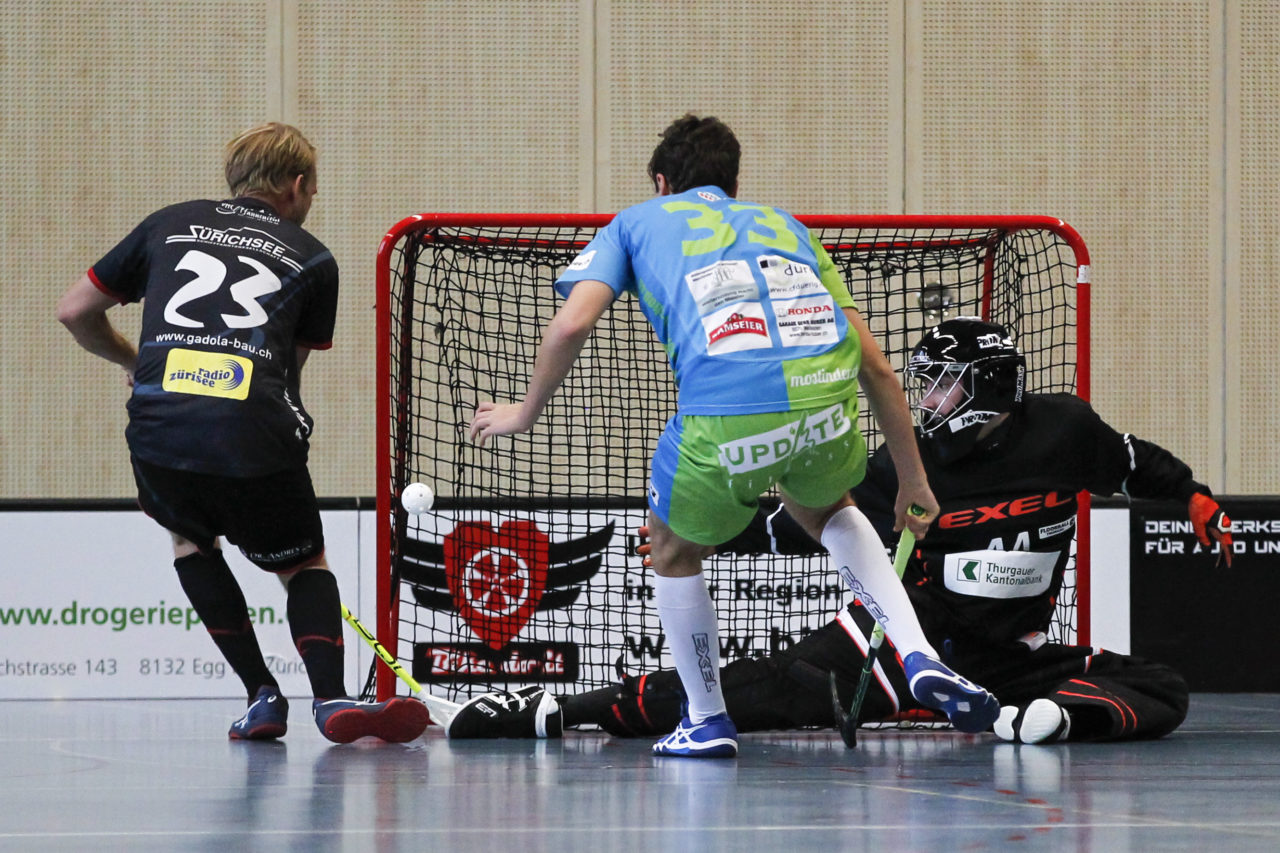 Dario Brunold (Nr. 23, UHC Pfannenstiel Egg) scheitert knapp vor Yanick Altwegg (Nr. 44, Floorball Thurgau) und Felix Forsmark (Nr. 33, Floorball Thurgau).

(8.10.2017; UHC Pfannenstiel Egg - Floorball Thurgau; Sporthalle Kirchwies, Egg)
Photos: www.unihockey-fotos.ch Claudio Thoma