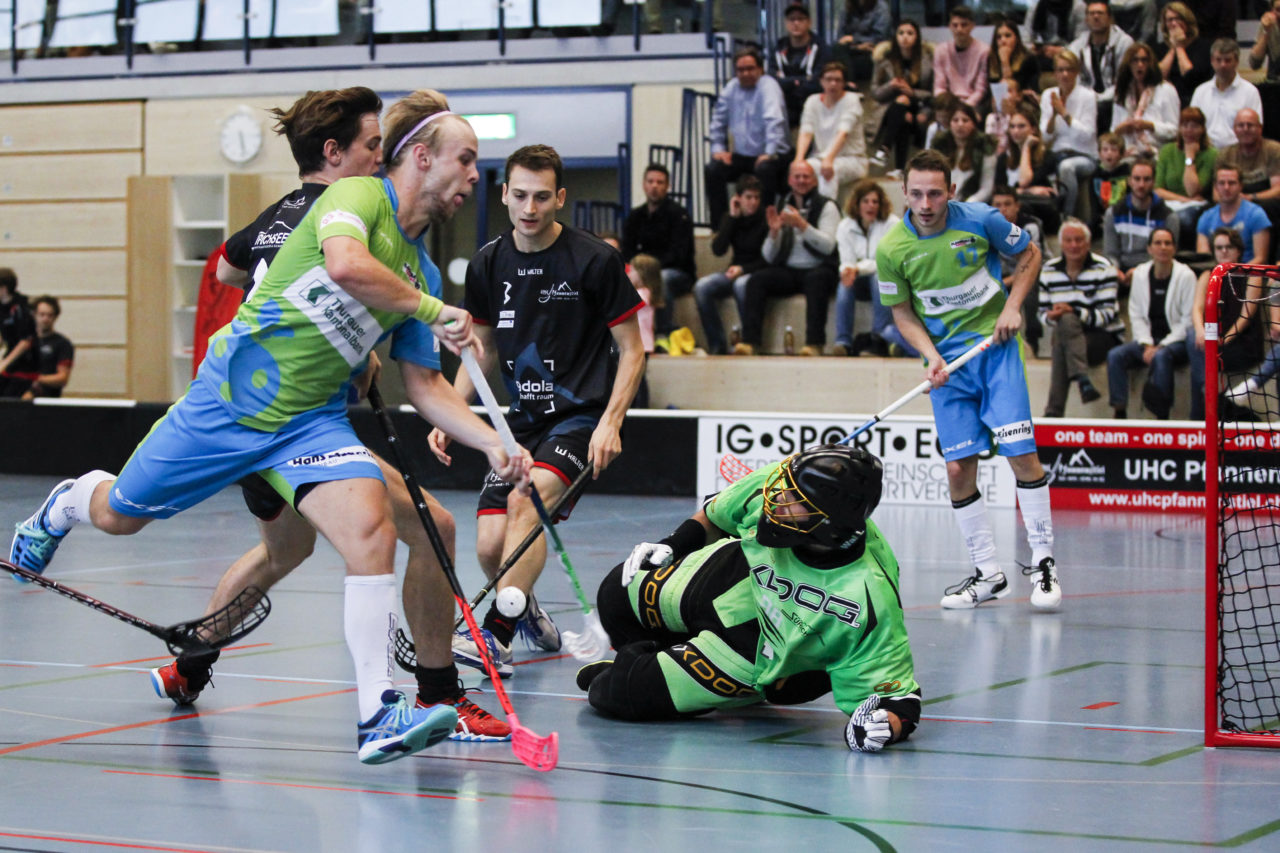 Viel Verkehr im Strafraum von Patrick Weber (Nr. 98, UHC Pfannenstiel Egg).

(8.10.2017; UHC Pfannenstiel Egg - Floorball Thurgau; Sporthalle Kirchwies, Egg)
Photos: www.unihockey-fotos.ch Claudio Thoma