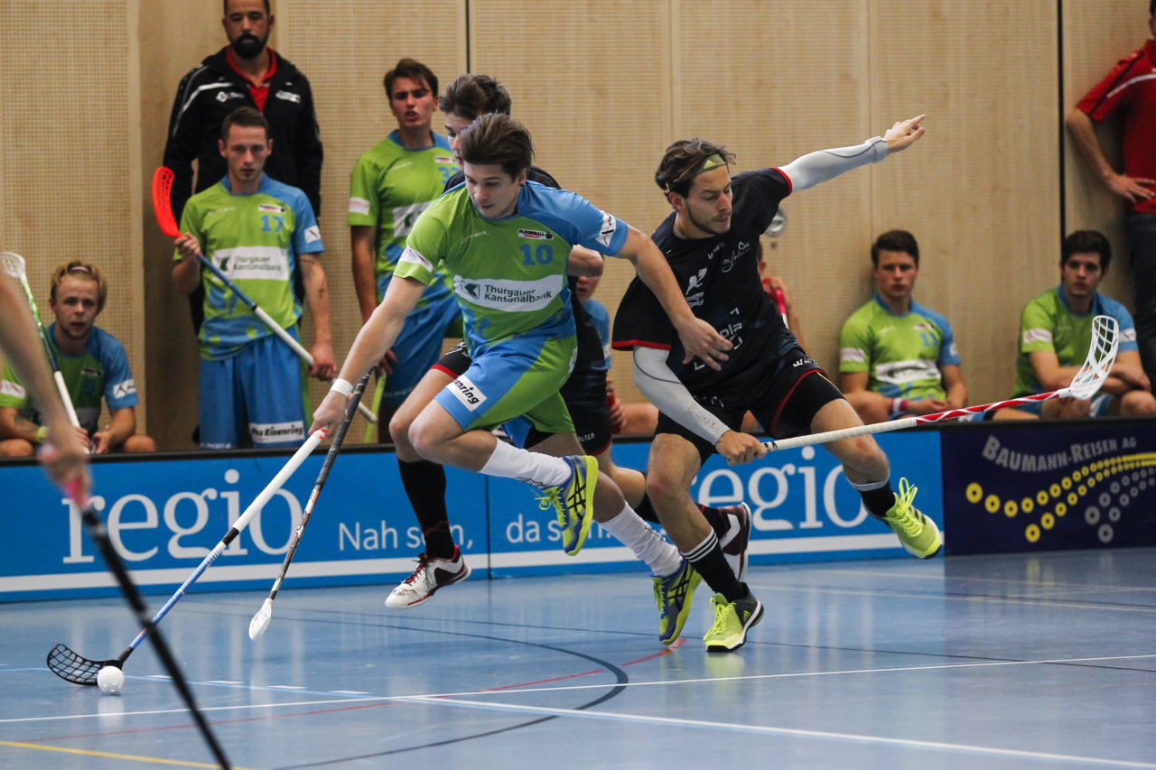 Cyrill Krucker (Nr. 10,Floorball Thurgau) schneller als Fabian Scheuner (Nr. 22, UHC Pfannenstiel Egg) und Fabio Luchsinger (Nr. 25, UHC Pfannenstiel Egg).

(8.10.2017; UHC Pfannenstiel Egg - Floorball Thurgau; Sporthalle Kirchwies, Egg)
Photos: www.unihockey-fotos.ch Claudio Thoma