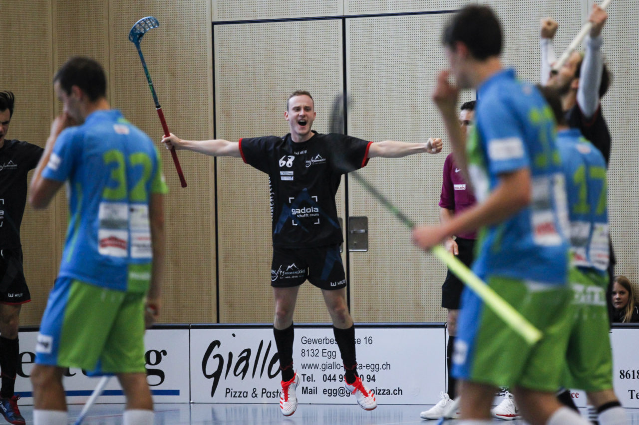 Florian Hafner (Nr. 68, UHC Pfannenstiel Egg) jubelt nach seinem Ausgleichstreffer zum 3:3.

(8.10.2017; UHC Pfannenstiel Egg - Floorball Thurgau; Sporthalle Kirchwies, Egg)
Photos: www.unihockey-fotos.ch Claudio Thoma