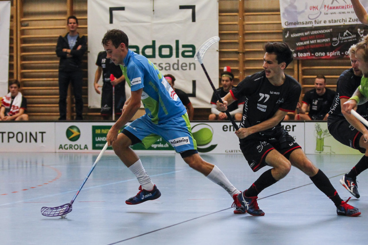 Andris Rajeckis (Nr. 32, Floorball Thurgau) entwischt Tim Bartenstein (Nr. 77, UHC Pfannenstiel Egg).

(8.10.2017; UHC Pfannenstiel Egg - Floorball Thurgau; Sporthalle Kirchwies, Egg)
Photos: www.unihockey-fotos.ch Claudio Thoma