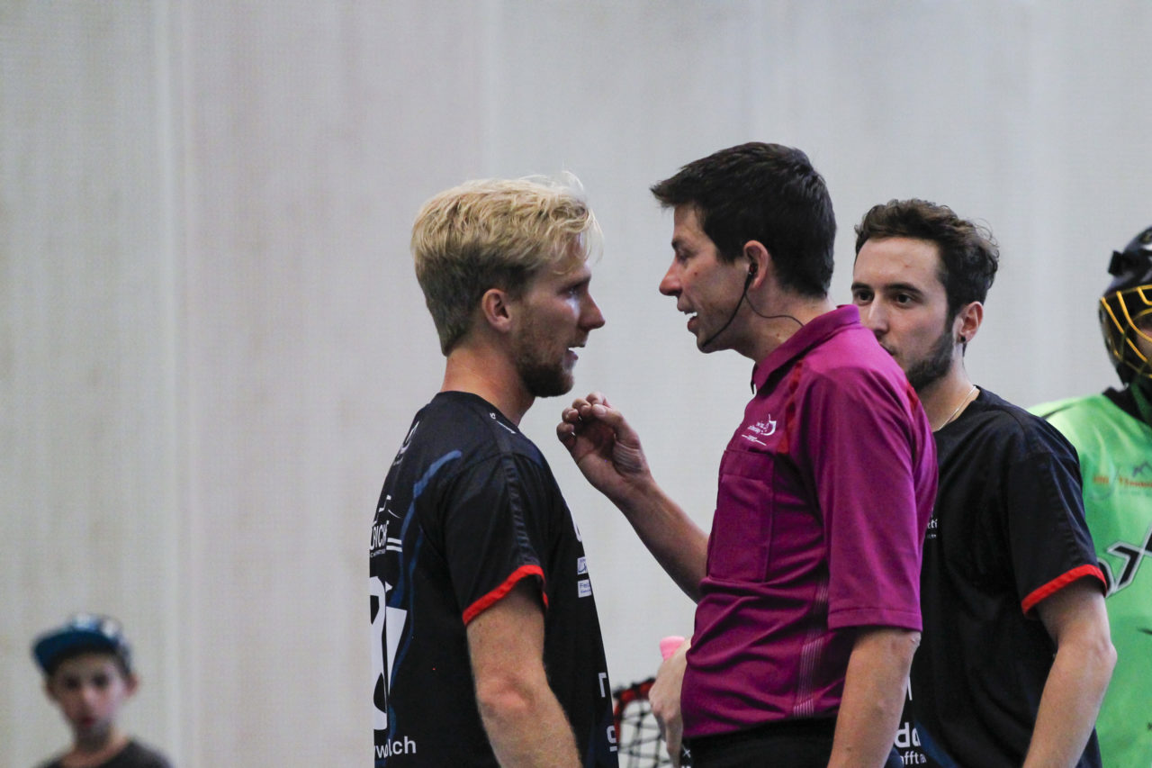 Cyrill Delay (Nr. 89, UHC Pfannenstiel Egg) kriegt Anweisungen vom Schiedsrichter.

(8.10.2017; UHC Pfannenstiel Egg - Floorball Thurgau; Sporthalle Kirchwies, Egg)
Photos: www.unihockey-fotos.ch Claudio Thoma