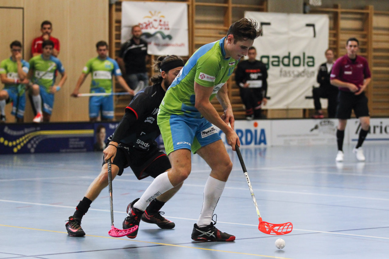 Simon Wachter (Nr. 12, Floorball Thurgau) schirmt den Ball ab.

(8.10.2017; UHC Pfannenstiel Egg - Floorball Thurgau; Sporthalle Kirchwies, Egg)
Photos: www.unihockey-fotos.ch Claudio Thoma