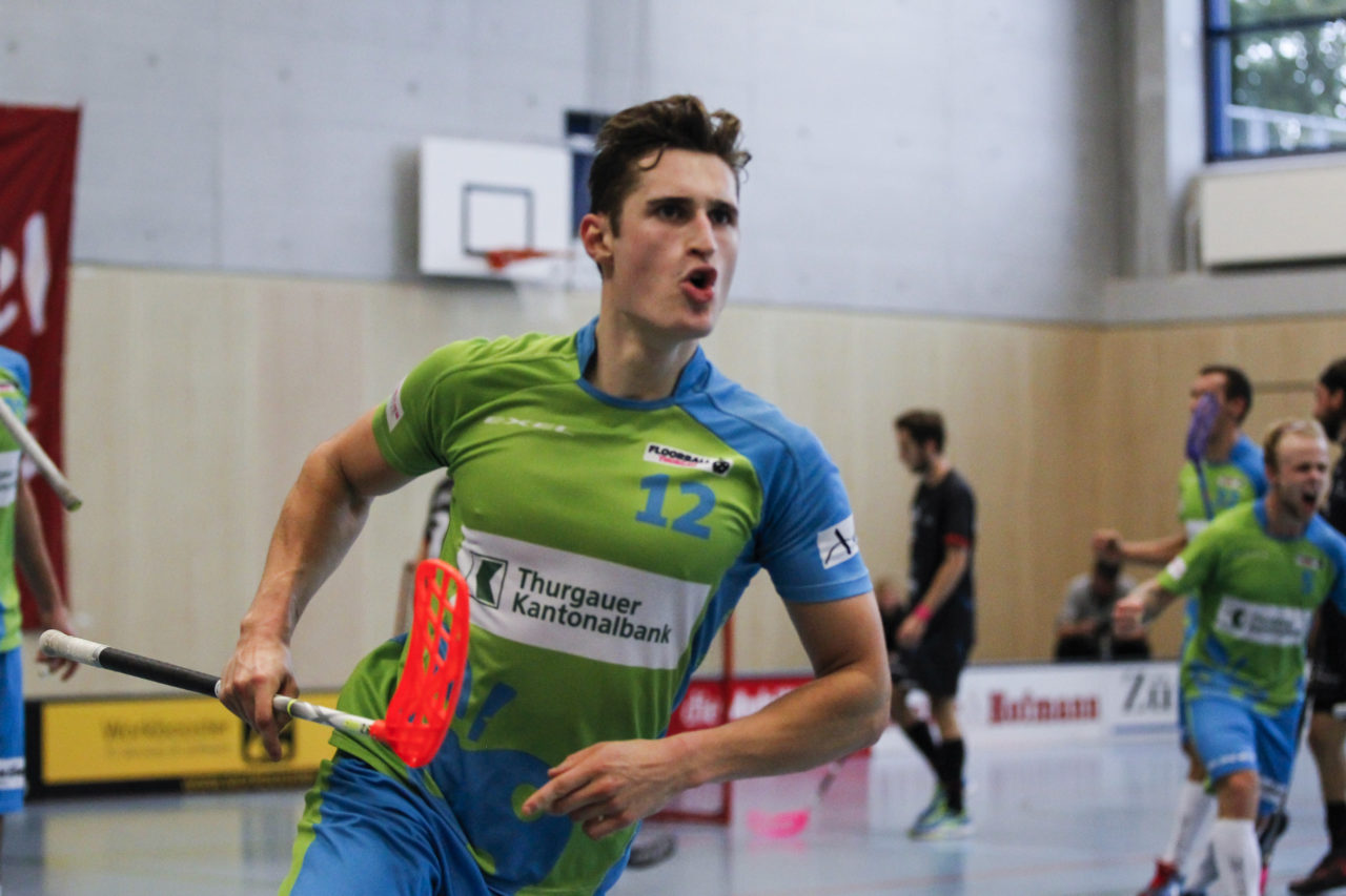 Simon Wachter (Nr. 12, Floorball Thurgau) bejubelt seinen spaeten Fuehrungstreffer.

(8.10.2017; UHC Pfannenstiel Egg - Floorball Thurgau; Sporthalle Kirchwies, Egg)
Photos: www.unihockey-fotos.ch Claudio Thoma