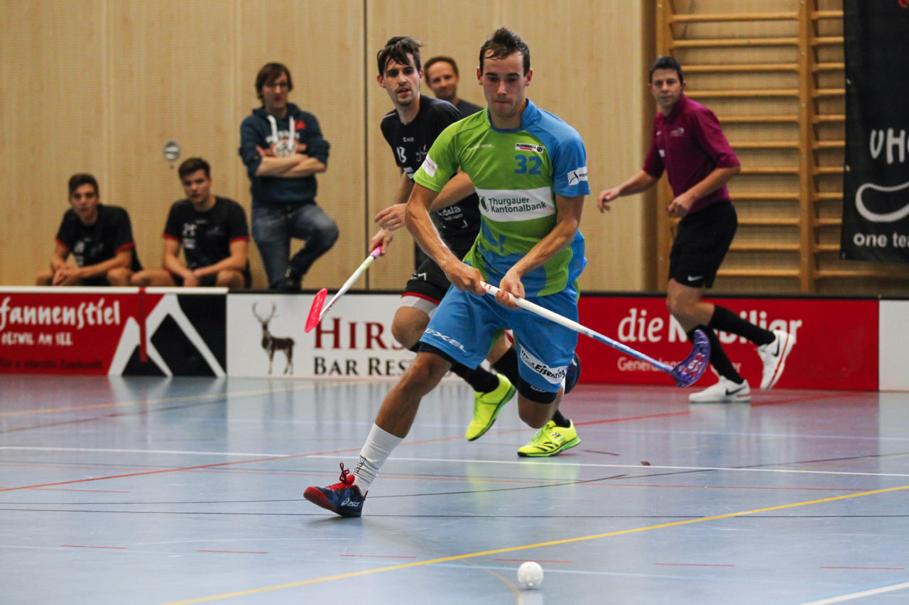 Andris Rajeckis (Nr. 32, Floorball Thurgau) mit dem Ball.

(8.10.2017; UHC Pfannenstiel Egg - Floorball Thurgau; Sporthalle Kirchwies, Egg)
Photos: www.unihockey-fotos.ch Claudio Thoma